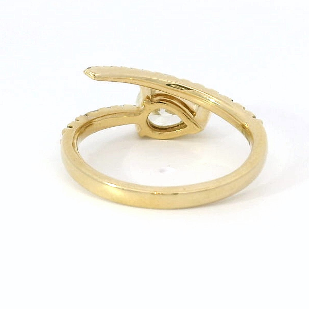 18 karaat geel gouden design slangen ring van 3.39 gram en 2 tot 10 mm breed. Bezet met 1 peer geslepen diamant van 3.39 crt Kleur: I Kwaliteit: VS1 en 23 briljant geslepen diamanten met een totaalgewicht van 0.25 crt Kleur: F Kwaliteit: VVS2 Model: R 10052