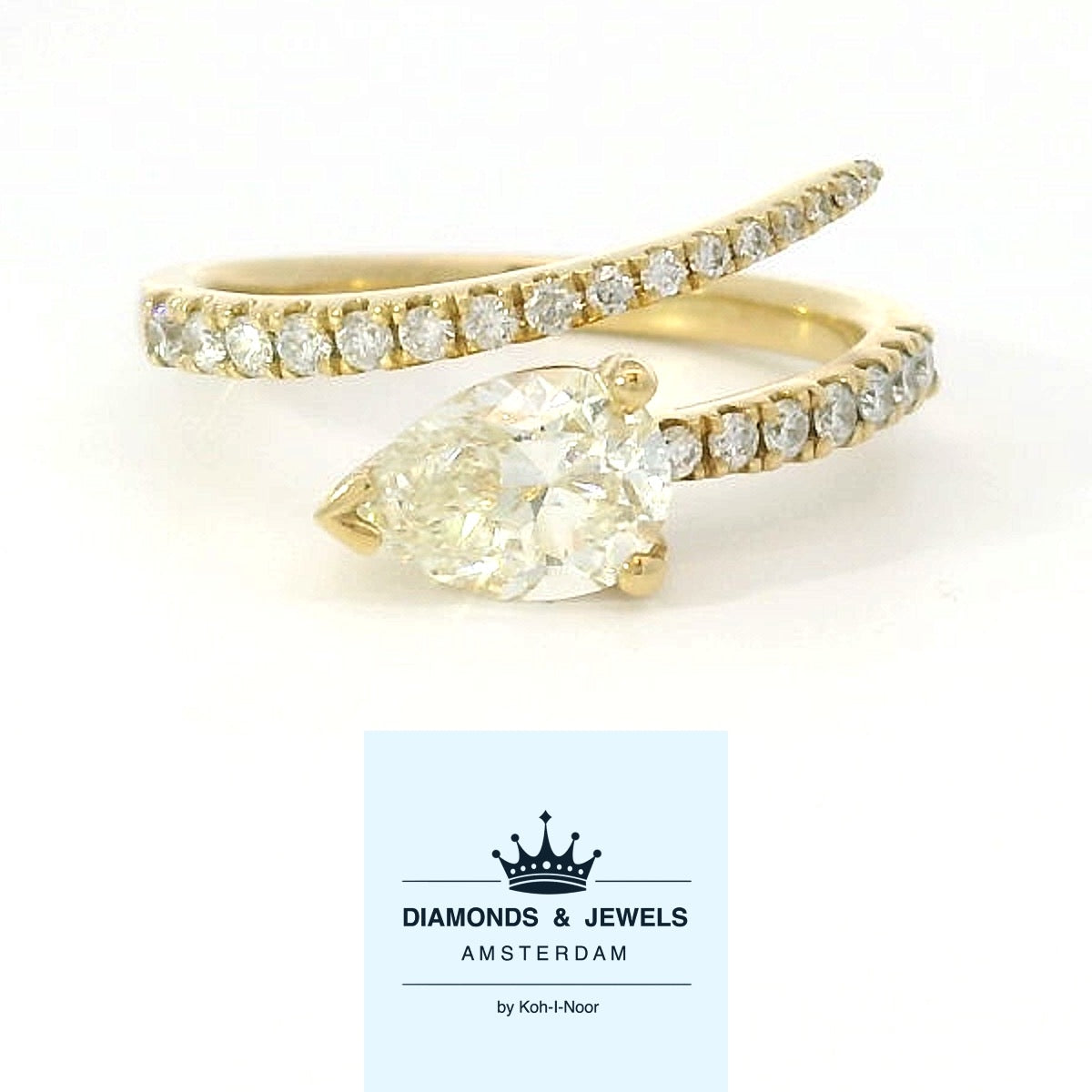18 karaat geel gouden design slangen ring van 3.39 gram en 2 tot 10 mm breed. Bezet met 1 peer geslepen diamant van 3.39 crt Kleur: I Kwaliteit: VS1 en 23 briljant geslepen diamanten met een totaalgewicht van 0.25 crt Kleur: F Kwaliteit: VVS2 Model: R 10052