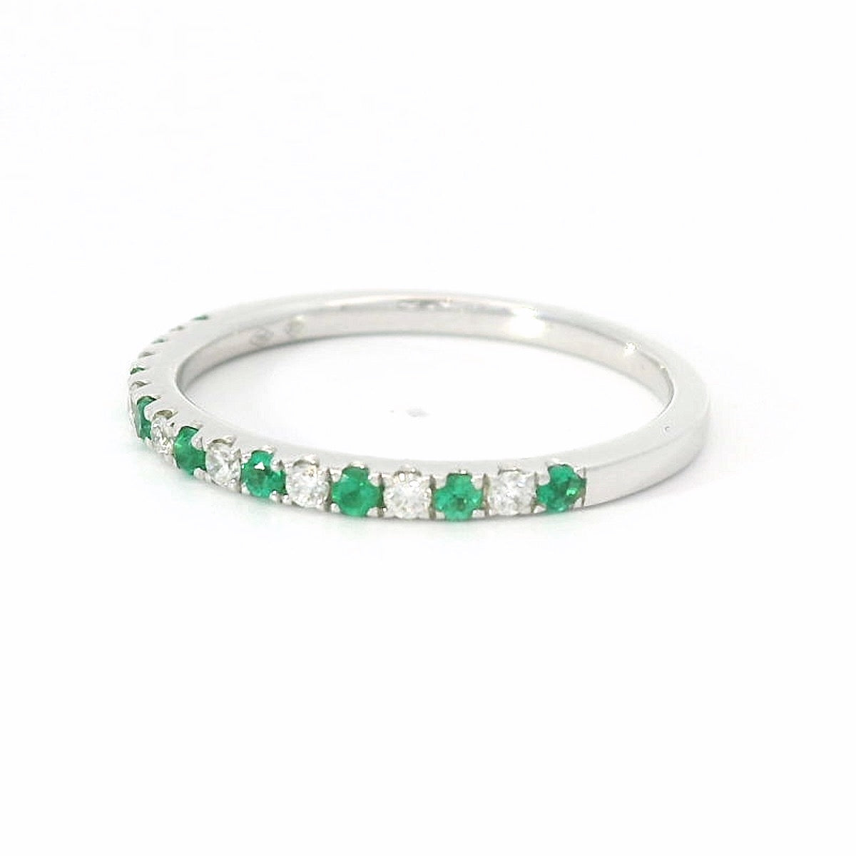 18 karaat wit gouden rijring van 1.7 gram en 2 mm breed. Om en om bezet met 8 briljant geslepen diamanten met een totaalgewicht van 0.11 crt Kleur: F Kwaliteit: VS en 9 smaragden met een totaalgewicht van 0.12 crt. Model: R 10056