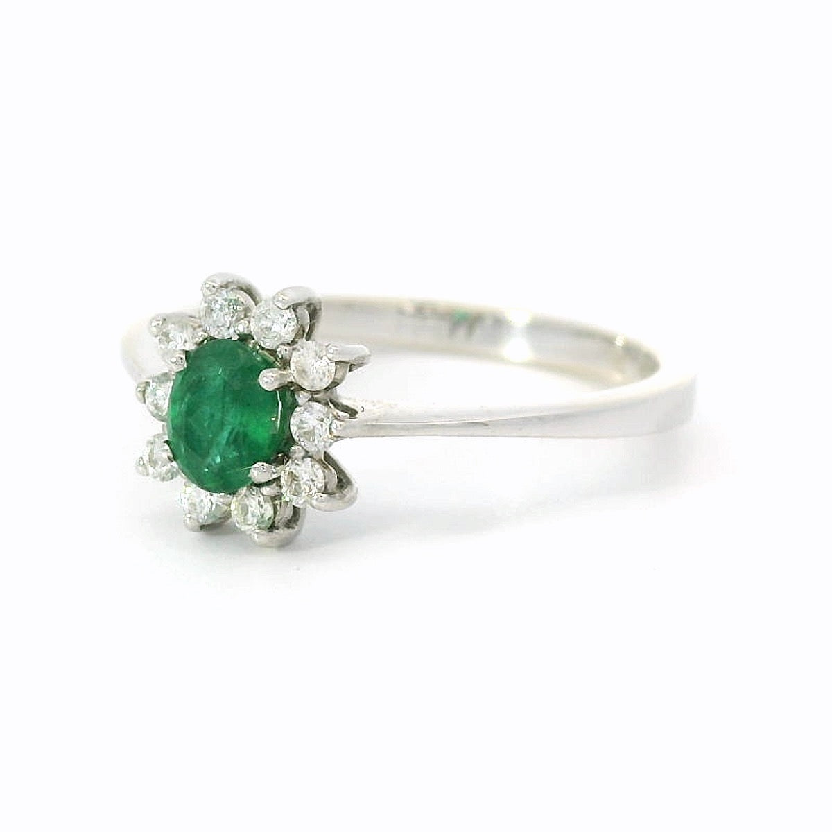 14 karaat wit gouden rozet ring van 2. gram en 1 tot 2 mm breed. Bezet met 1 ovaal geslepen smaragd van 0.33 crt en 10 briljant geslepen diamanten met een totaalgewicht van 0.18 Kleur H Kwaliteit: SI Zetting: 10 x 9 mm Model: R 10167