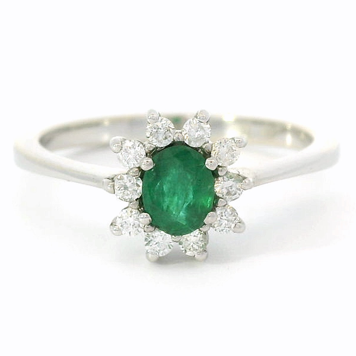 14 karaat wit gouden rozet ring van 2. gram en 1 tot 2 mm breed. Bezet met 1 ovaal geslepen smaragd van 0.33 crt en 10 briljant geslepen diamanten met een totaalgewicht van 0.18 Kleur H Kwaliteit: SI Zetting: 10 x 9 mm Model: R 10167