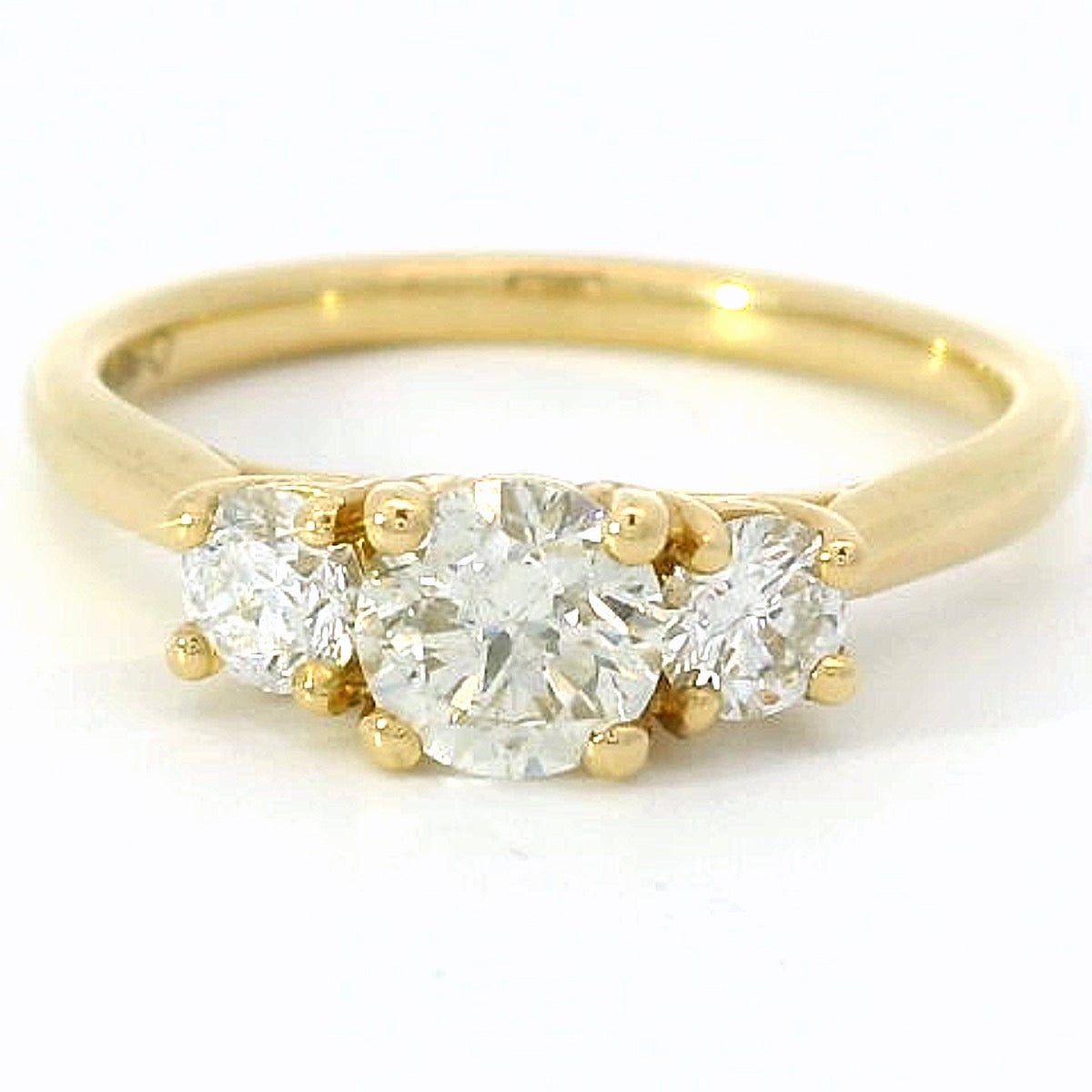 18 karaat geel gouden trilogie ring van 3.1 gram. en 1 tot 2 mm breed. Bezet met 1 briljant geslepen diamant van 0.50 crt Kleur: H Kwaliteit: SI2 en 2 briljant geslepen diamanten met een totaalgewicht van : 0.30 crt Kleur: Top Wesselton Kwaliteit: VS Model: R 10572