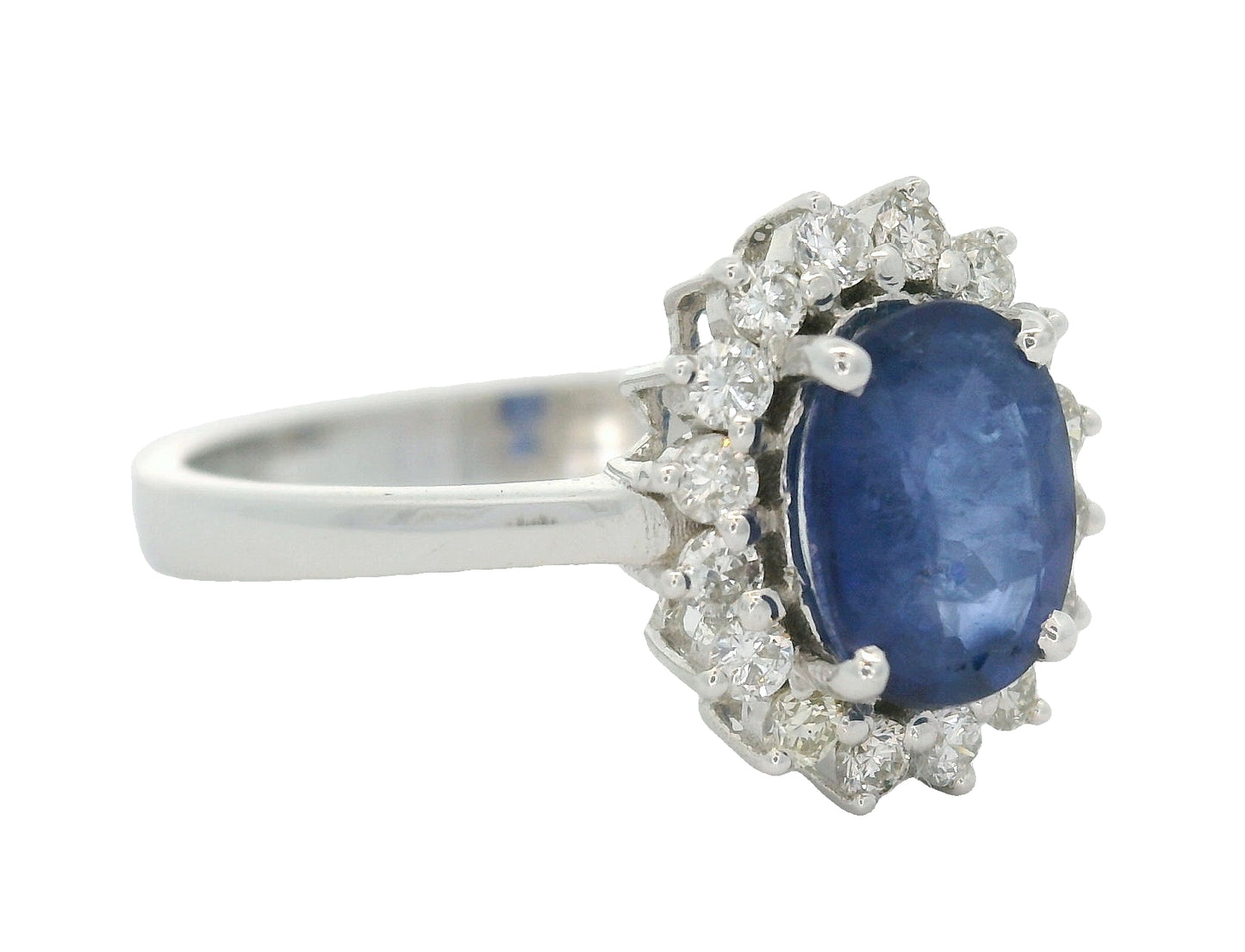 18 karaat witgouden rozetring van 3.3 gram. en 2.5 mm breed. Bezet met 1 ovaal geslepen saffier van 1.10 crt. en 16 briljant geslepen diamanten met een totaalgewicht van 0.16 crt. Kleur:G Kwaliteit: SI2 Zetting:11 x 9 mm Model: R 10543