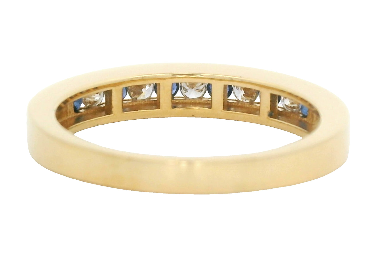18 karaat geel gouden rijring van 4.27 gram en 2 tot 4 mm breed. Bezet met 6 saffieren met een totaalgewicht van 0.23 crt en 5 briljant geslepen diamanten met een totaalgewicht van 0.19 crt. Kleur: Top Wesselton Kwaliteit: VS1 Model: R 9952