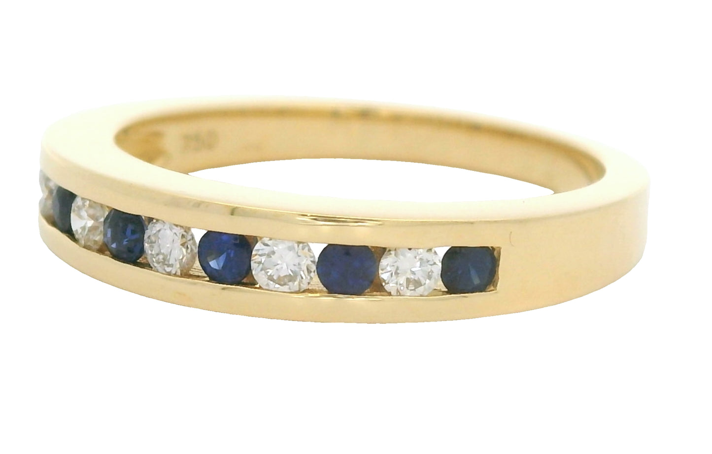 18 karaat geel gouden rijring van 4.27 gram en 2 tot 4 mm breed. Bezet met 6 saffieren met een totaalgewicht van 0.23 crt en 5 briljant geslepen diamanten met een totaalgewicht van 0.19 crt. Kleur: Top Wesselton Kwaliteit: VS1 Model: R 9952