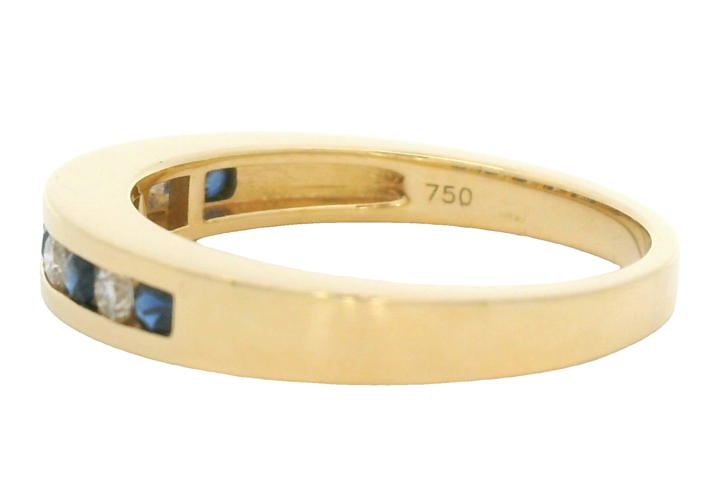 18 karaat geel gouden rijring van 4.27 gram en 2 tot 4 mm breed. Bezet met 6 saffieren met een totaalgewicht van 0.23 crt en 5 briljant geslepen diamanten met een totaalgewicht van 0.19 crt. Kleur: Top Wesselton Kwaliteit: VS1 Model: R 9952