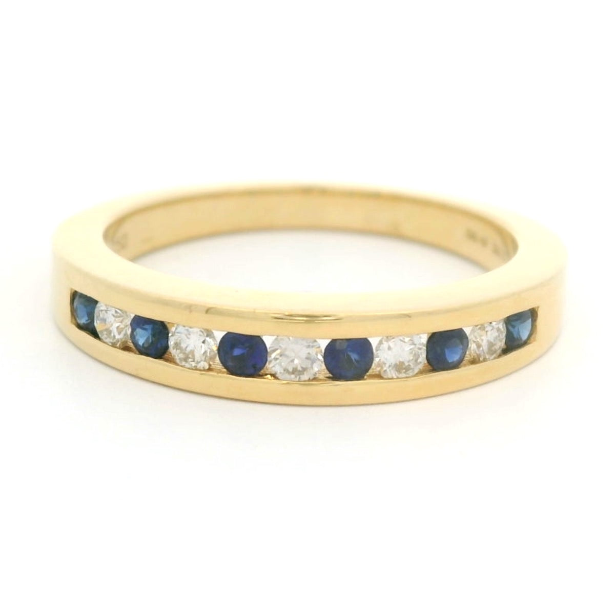 18 karaat geel gouden rijring van 4.27 gram en 2 tot 4 mm breed. Bezet met 6 saffieren met een totaalgewicht van 0.23 crt en 5 briljant geslepen diamanten met een totaalgewicht van 0.19 crt. Kleur: Top Wesselton Kwaliteit: VS1 Model: R 9952