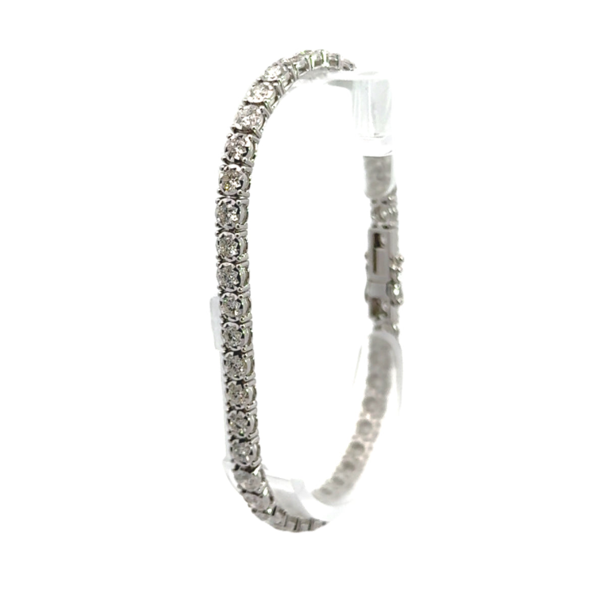 Tennisarmband vna 18 karaat wit goud bezet met 43 briljant geslepen diamanten met een totaalgewicht van 3.42 crt. Kleur: G Kwaliteit: VS2 Lengte: 18 cm Breedte: 0.4 cm Dikte: 0.3 cm Model: A 705