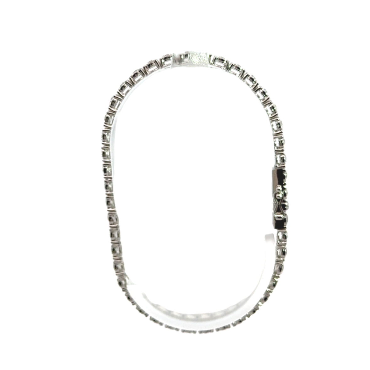 Tennisarmband van 18 karaat wit goud bezet met 43 briljant geslepen diamanten met een totaalgewicht van 3.42 crt. Kleur: G Kwaliteit: VS2 Lengte: 18 cm Breedte: 0.4 cm Dikte: 0.3 cm Model: A 705