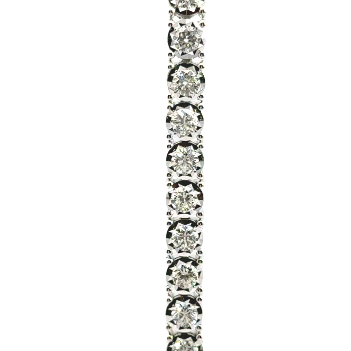 Tennisarmband vna 18 karaat wit goud bezet met 43 briljant geslepen diamanten met een totaalgewicht van 3.42 crt. Kleur: G Kwaliteit: VS2 Lengte: 18 cm Breedte: 0.4 cm Dikte: 0.3 cm Model: A 705