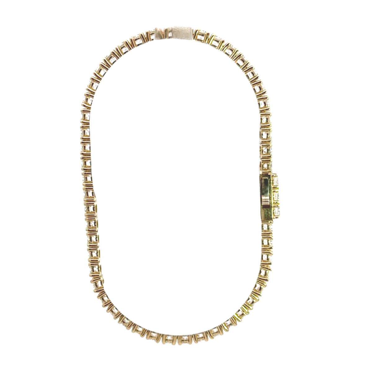 14 karaat geel gouden tennisarmband van 10 gram. Bezet met 52 briljant geslepen diamanten met een totaalgewicht van 7.04 crt. Kleur: G Kwaliteit: SI1 Lengte: 19 cm Breedte: 4 mm Dikte: 3 mm