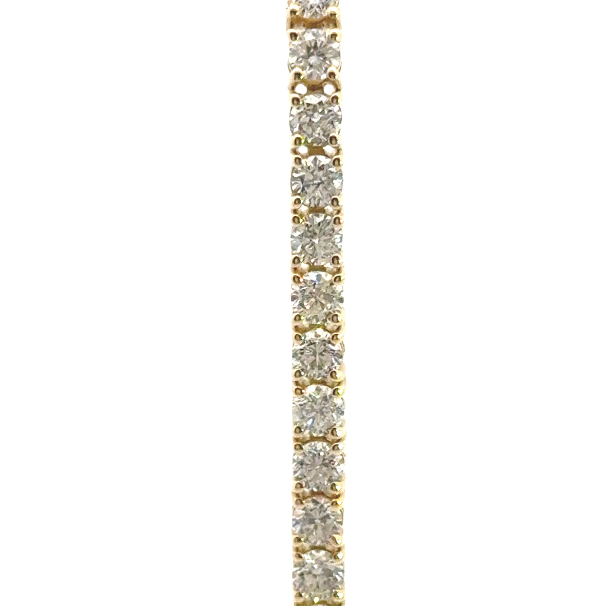 14 karaat geel gouden tennisarmband van 10 gram. Bezet met 52 briljant geslepen diamanten met een totaalgewicht van 7.04 crt. Kleur: G Kwaliteit: SI1 Lengte: 19 cm Breedte: 4 mm Dikte: 3 mm