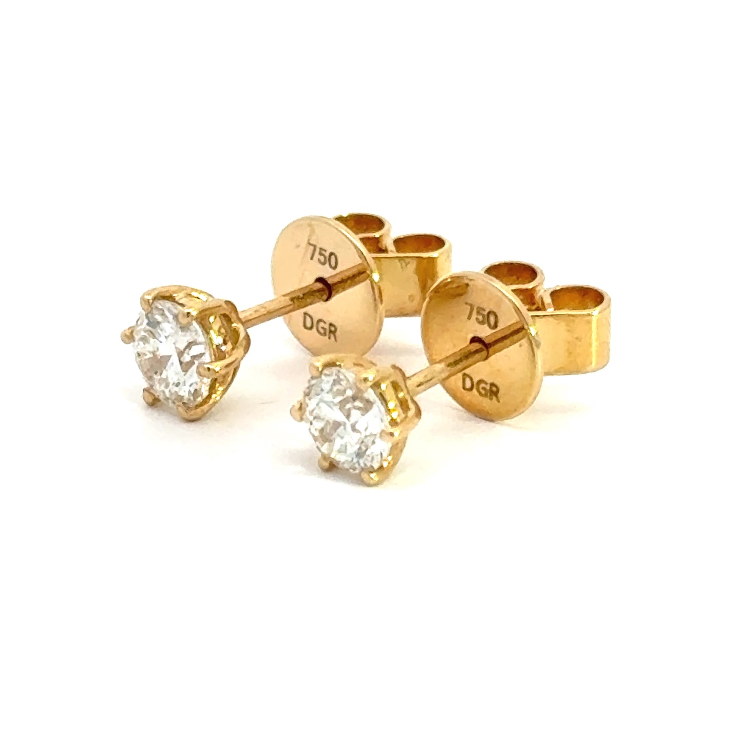 18 karaat geel gouden solitaire oorknoppen. Bezet met 2 briljant geslepen diamanten met een totaalgewicht van 0.60crt met GIA diamant certificaat. Kleur: G Kwaliteit: SI1 Ø: 5.3 mm