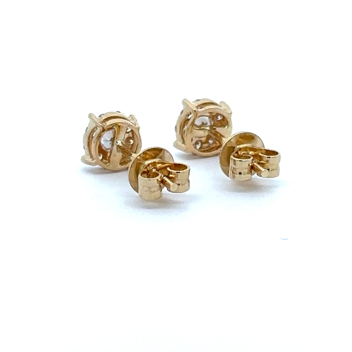 18 karaat geel gouden oorbellen van 0.89 gram. Bezet met 2 briljant geslepen diamanten met een totaalgewicht van 0.16 crt en 18 briljant geslepen diamanten met een totaalgewicht van 0.15 crt Kleur: Top Wesselton Kwaliteit: VS2 Zetting: Ø 7 mm