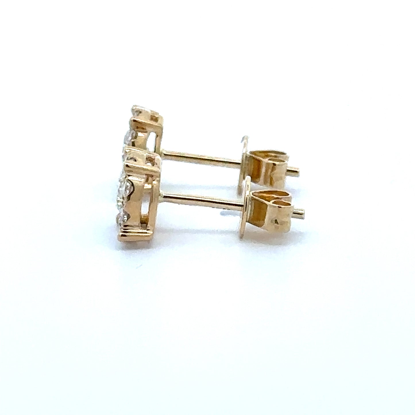 14 karaats geel gouden oorbellen van 1.19 gram. Bezet met 2 briljant geslepen diamanten met een totaalgewicht van 0.30 crt en 18 briljant geslepen diamanten met een totaalgewicht van 0.28 crt. Kleur: Top Wesselton Kwaliteit: VS2 Ø: 8.2 mm