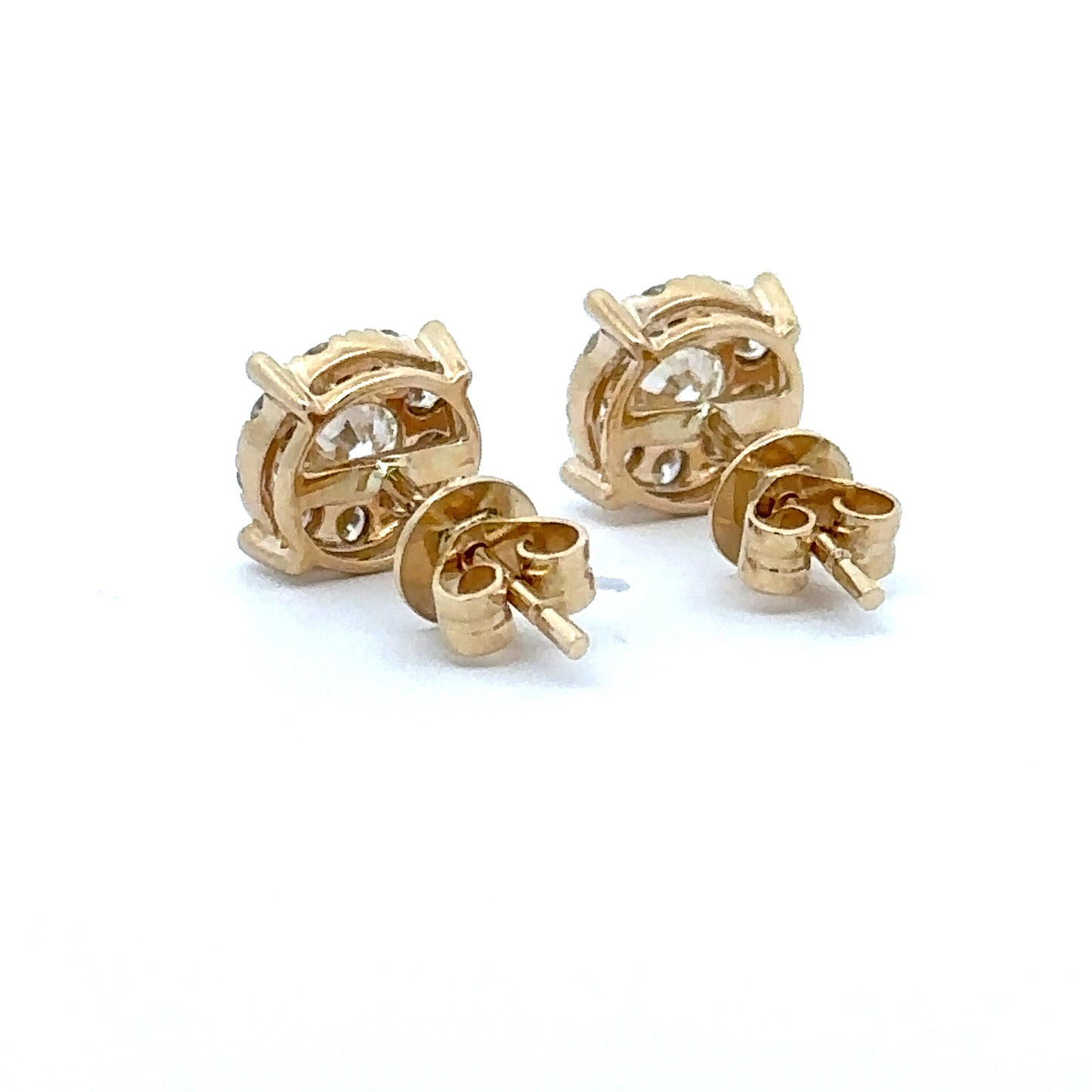 14 krt geel gouden oorbellen van 1.28 gram. Bezet met 2 briljant geslepen diamanten met een totaalgewicht van 0.41 crt en 18 briljant geslepen diamanten met een totaalgewicht van 0.31 crt Kleur: Top Wesselton Kwaliteit: VS2  Ø: 8.7 mm