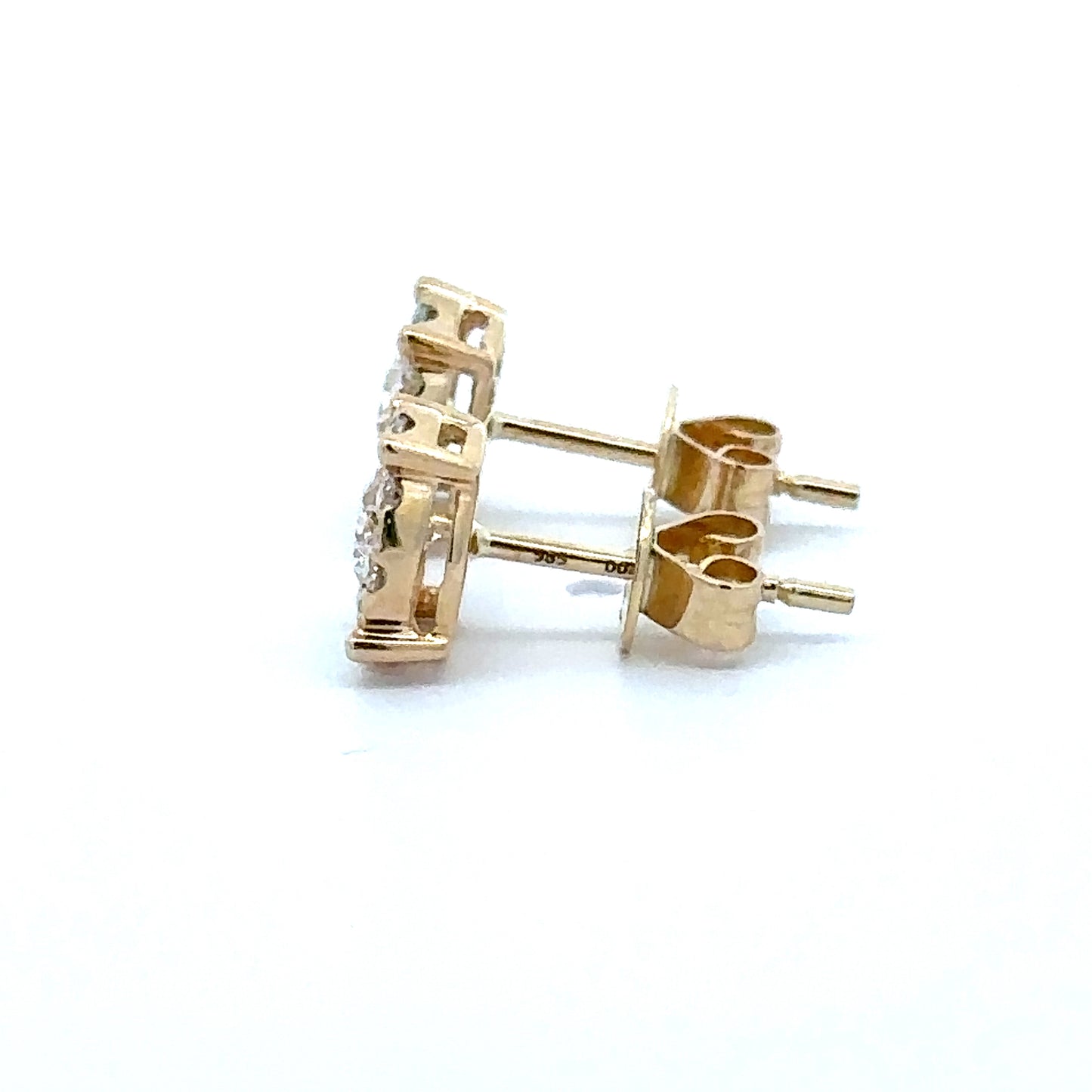 14 krt geel gouden oorbellen van 1.28 gram. Bezet met 2 briljant geslepen diamanten met een totaalgewicht van 0.41 crt en 18 briljant geslepen diamanten met een totaalgewicht van 0.31 crt Kleur: Top Wesselton Kwaliteit: VS2  Ø: 8.7 mm