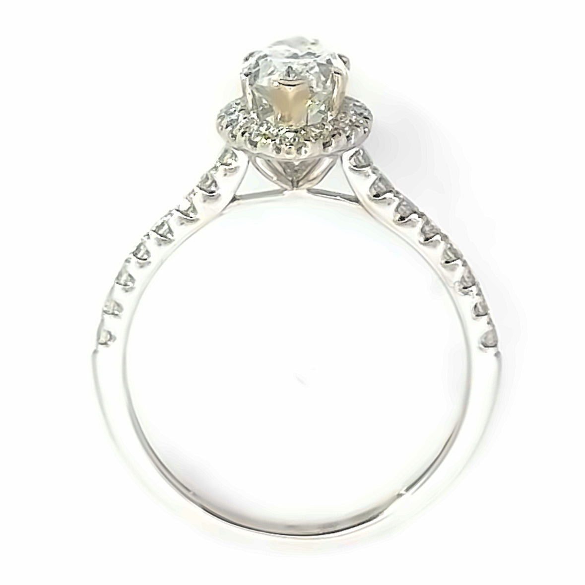!8 karaat wit gouden Halo rij ring van 2.26 gram en 2 mm breed. Bezet met 1 Ovaal geslepen diamant van 1.15 crt Kleur: E Kwaliteit: P1 en 32 briljant geslepen diamantjes met een totaalgewicht van 0.42 crt Kleur: Top Wesselton Kwaliteit: VS Zetting: 13 x 8 mm Model:R 10043