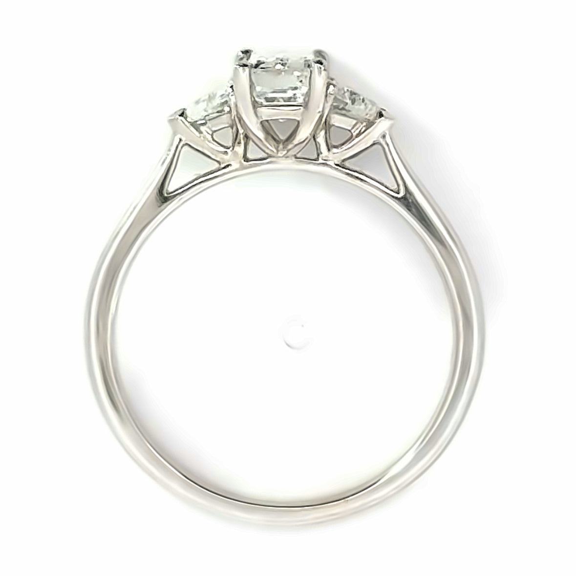 18 karaat wit gouden trilogiering van 2.7 gram. Bezet met 1 Baguette geslepen diamant van 0.97 crt Kleur: E Kwaliteit: SI en 2 Trilliant geslepen diamanten met een totaalgewicht van 0.32 crt Kleur: Top Wesselton Kwaliteit: VS2 Zdetting: 8 x 12 mm Model: R 10085