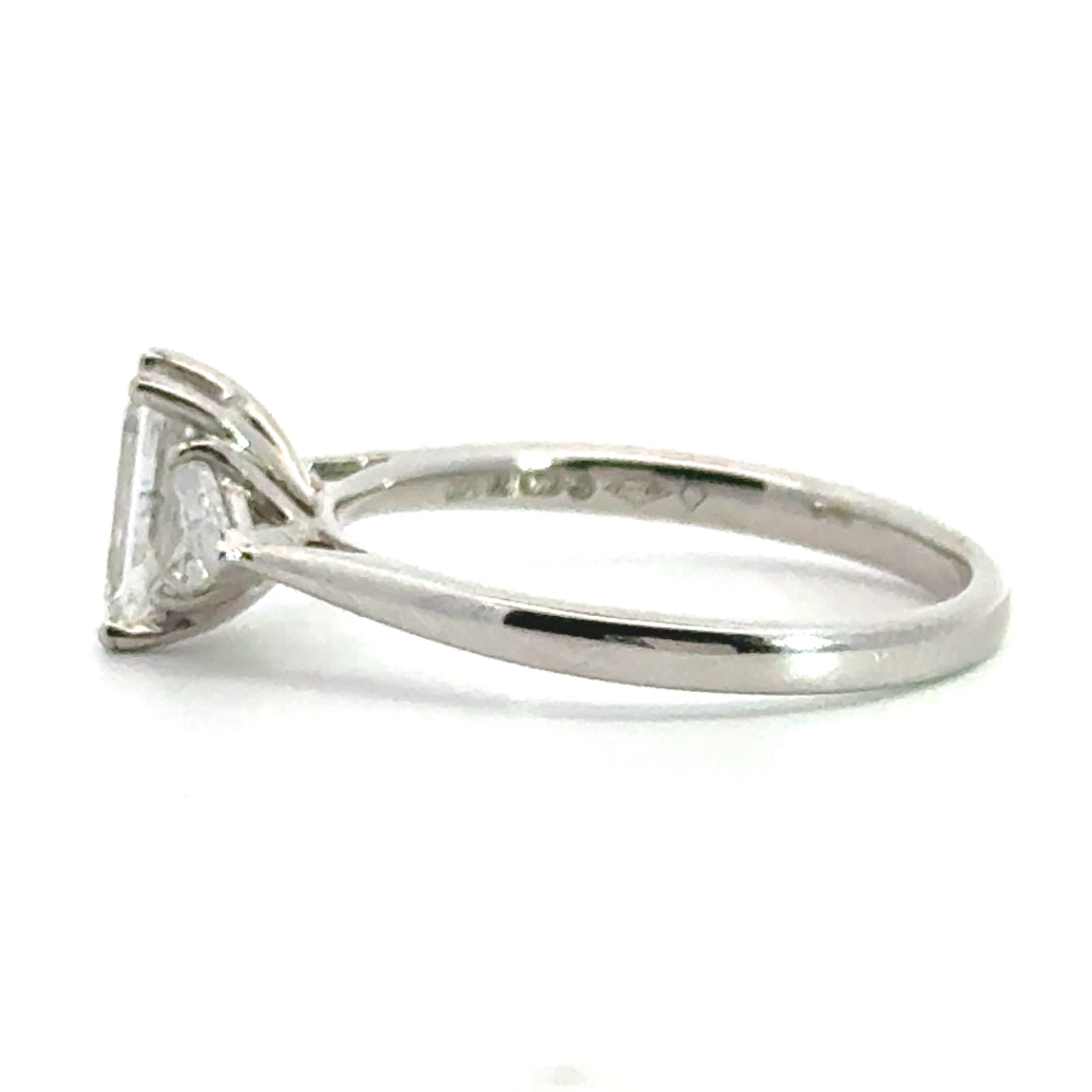 18 karaat wit gouden trilogiering van 2.7 gram. Bezet met 1 Baguette geslepen diamant van 0.97 crt Kleur: E Kwaliteit: SI en 2 Trilliant geslepen diamanten met een totaalgewicht van 0.32 crt Kleur: Top Wesselton Kwaliteit: VS2 Zdetting: 8 x 12 mm Model: R 10085