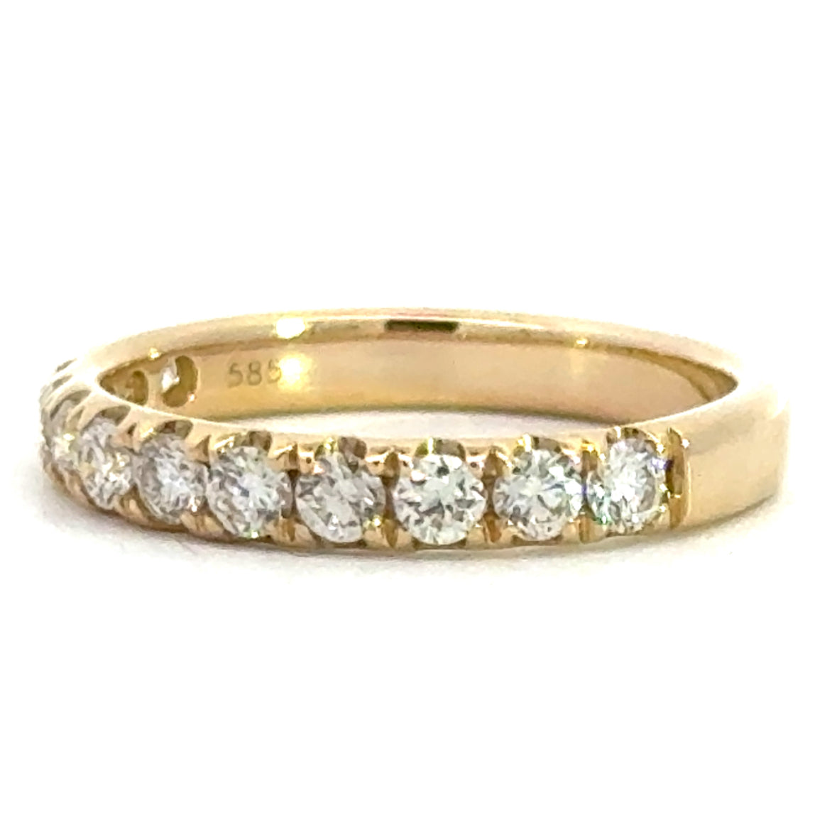 14 karaat geel gouden rijring van 2.74 gram en 3 mm beed. Bezet met 12 briljant geslepen diamanten met een totaalgewicht van 0.73 crt Kleur: Top Wesselton Kwaliteit: VS