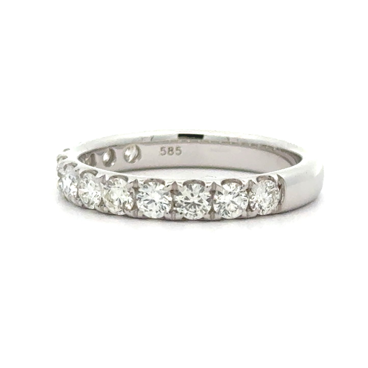 14 karaat wit gouden rijring van 3 mm breed en 2.91 gram. Bezet met 12 briljant geslepen diamanten met een totaalgewicht van 1.01 crt Kleur: Top Wesselton Kwaliteit: VS
