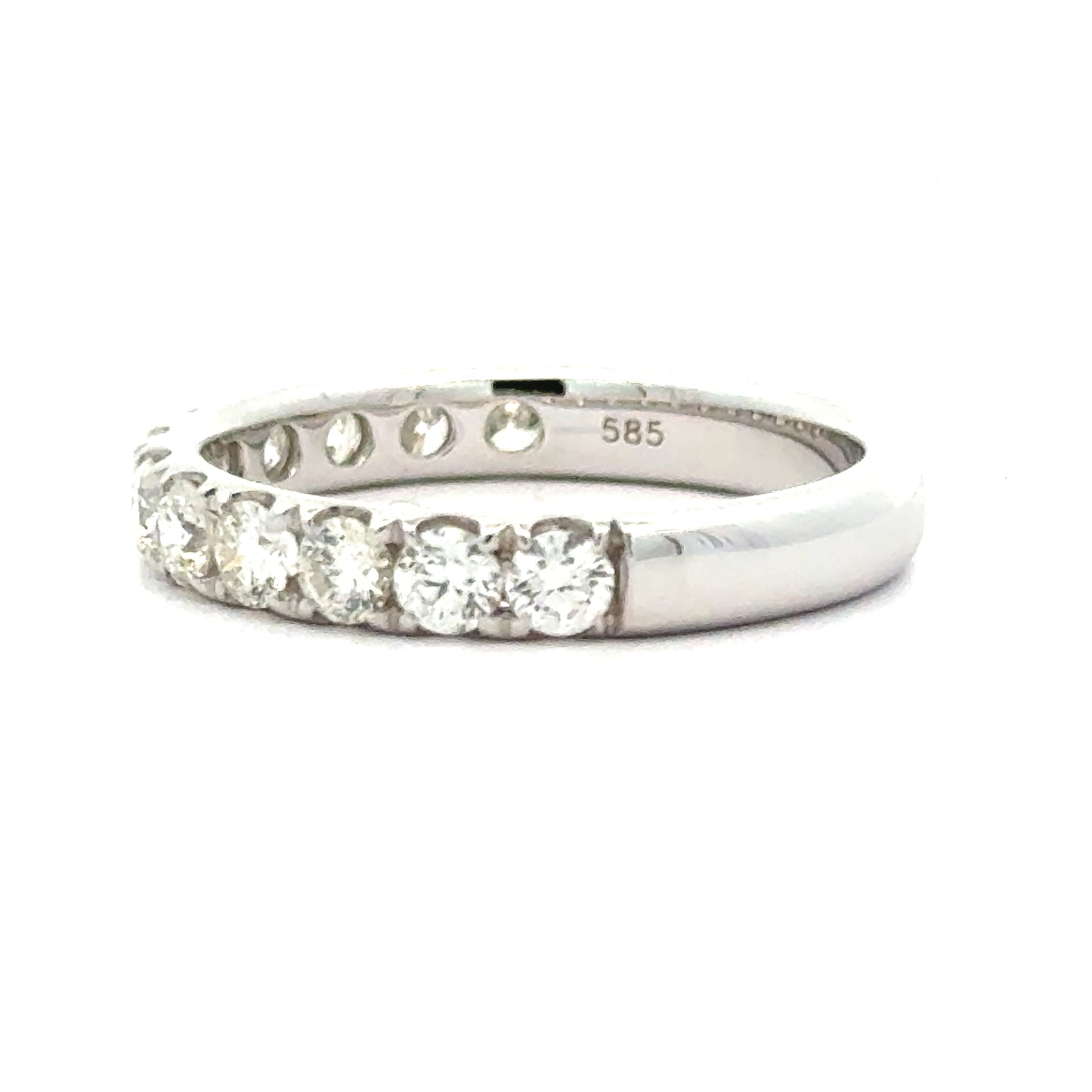 14 karaat wit gouden rijring van 3 mm breed en 2.91 gram. Bezet met 12 briljant geslepen diamanten met een totaalgewicht van 1.01 crt Kleur: Top Wesselton Kwaliteit: VS
