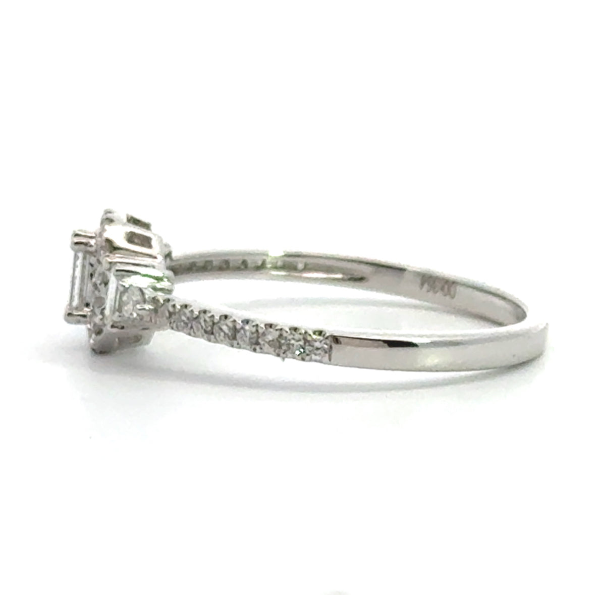 18 karaat witgouden halo rij ring van 2.1 gram en 1.5 tot 2 mm breed. Bezet met 3 baguette geslepen diamanten met een totaalgewicht van 0.16 crt Kleur: G Kwaliteit: VS1 en 32 briljant geslepen diamanten met een totaalgewicht van 0.20 crt Kleur: G Kwaliteit: VS1 Zetting: 7 x 13 mm R 10494