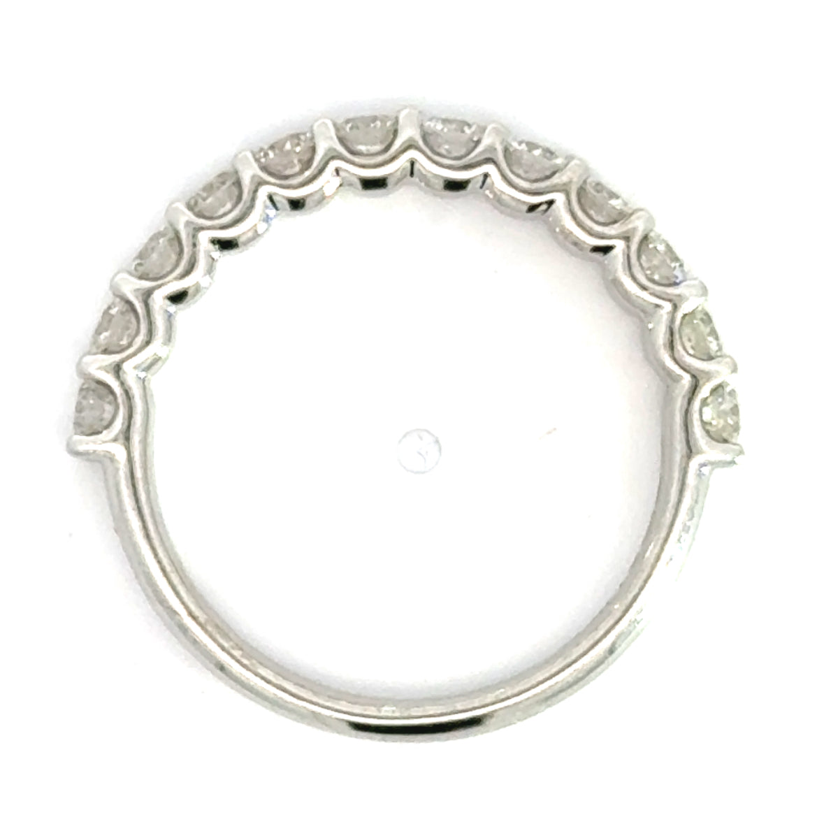 14 karaat wit gouden rijring van 3.2 gram en 3 mm breed. Bezet met 12 briljant geslepen diamanten met een totaalgewicht van 1.00 crt. Kleur: G Kwaliteit: VS2
