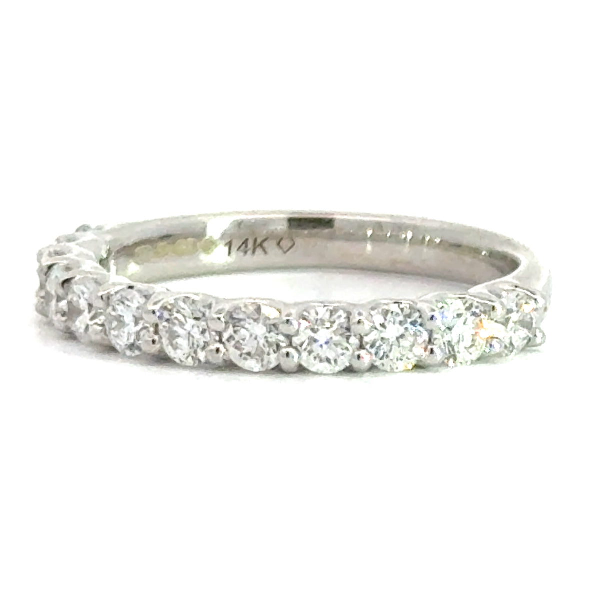 14 karaat wit gouden rijring van 3.2 gram en 3 mm breed. Bezet met 12 briljant geslepen diamanten met een totaalgewicht van 1.00 crt. Kleur: G Kwaliteit: VS2