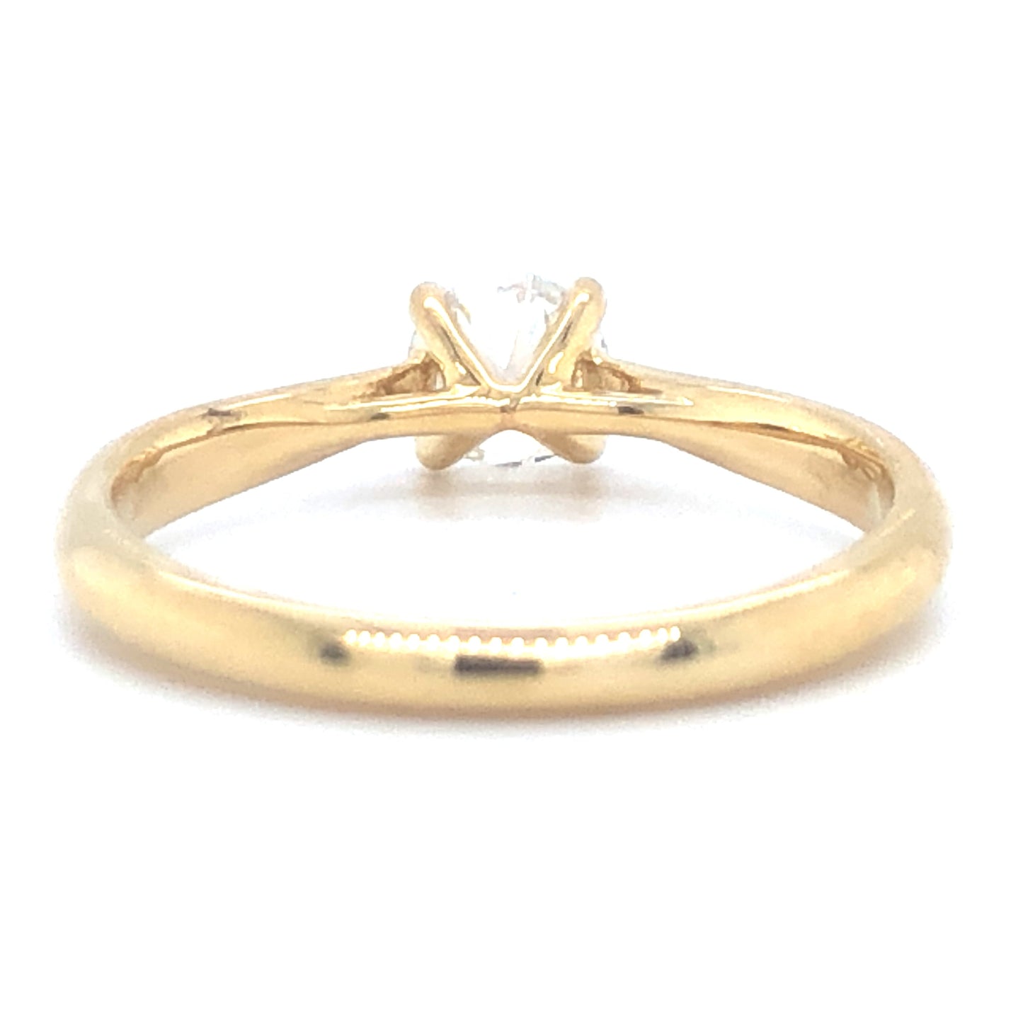 18 karaat geel gouden solitair ring van 2.79 gram en 1 tot 2 mm breed. Bezet met een GIA gecertificeerde briljant geslepen diamant van 0.50 crt Kleur: G Kwaliteit: SI1 Zetting: 5 mm Model: R 9883