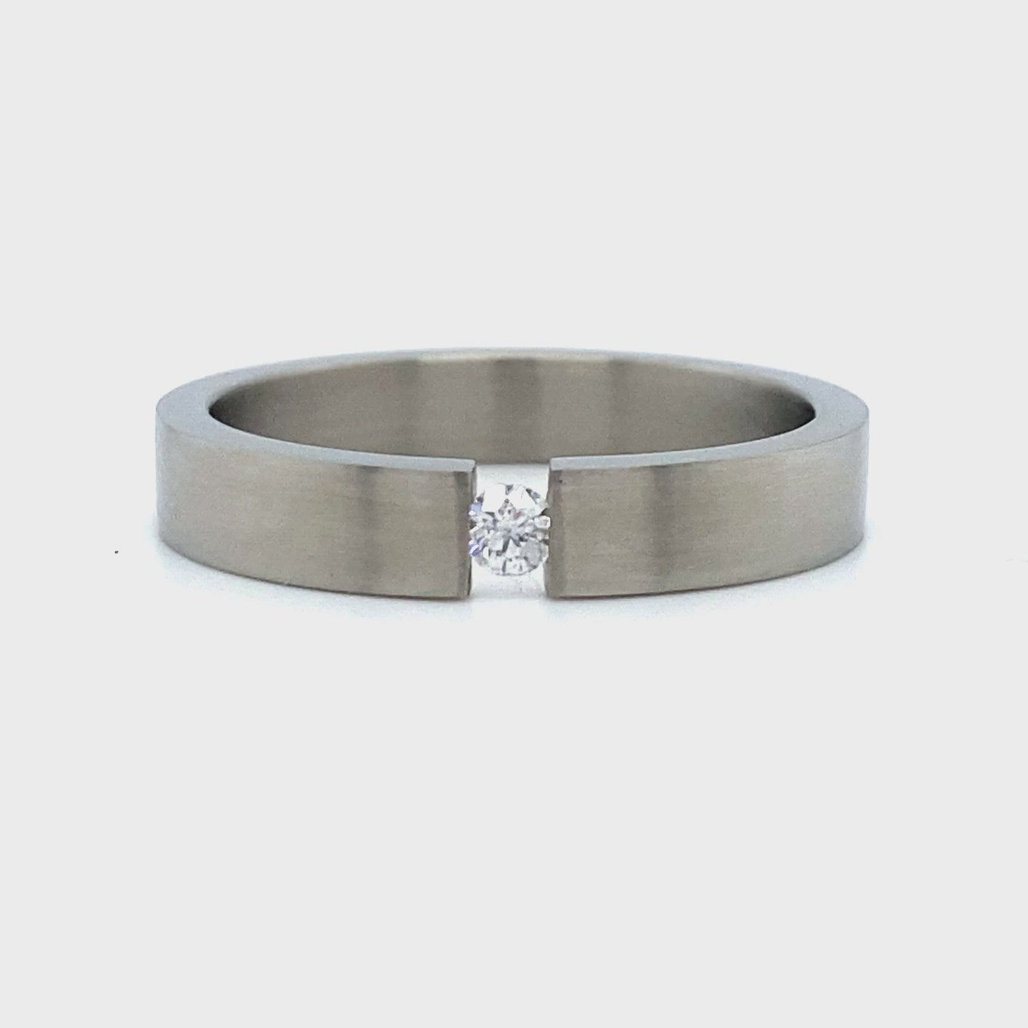 Titanium spanningsring bezet met 1 briljant geslepen diamant van 0.10crt kleur Cape kwaliteit si 4mm breed €229