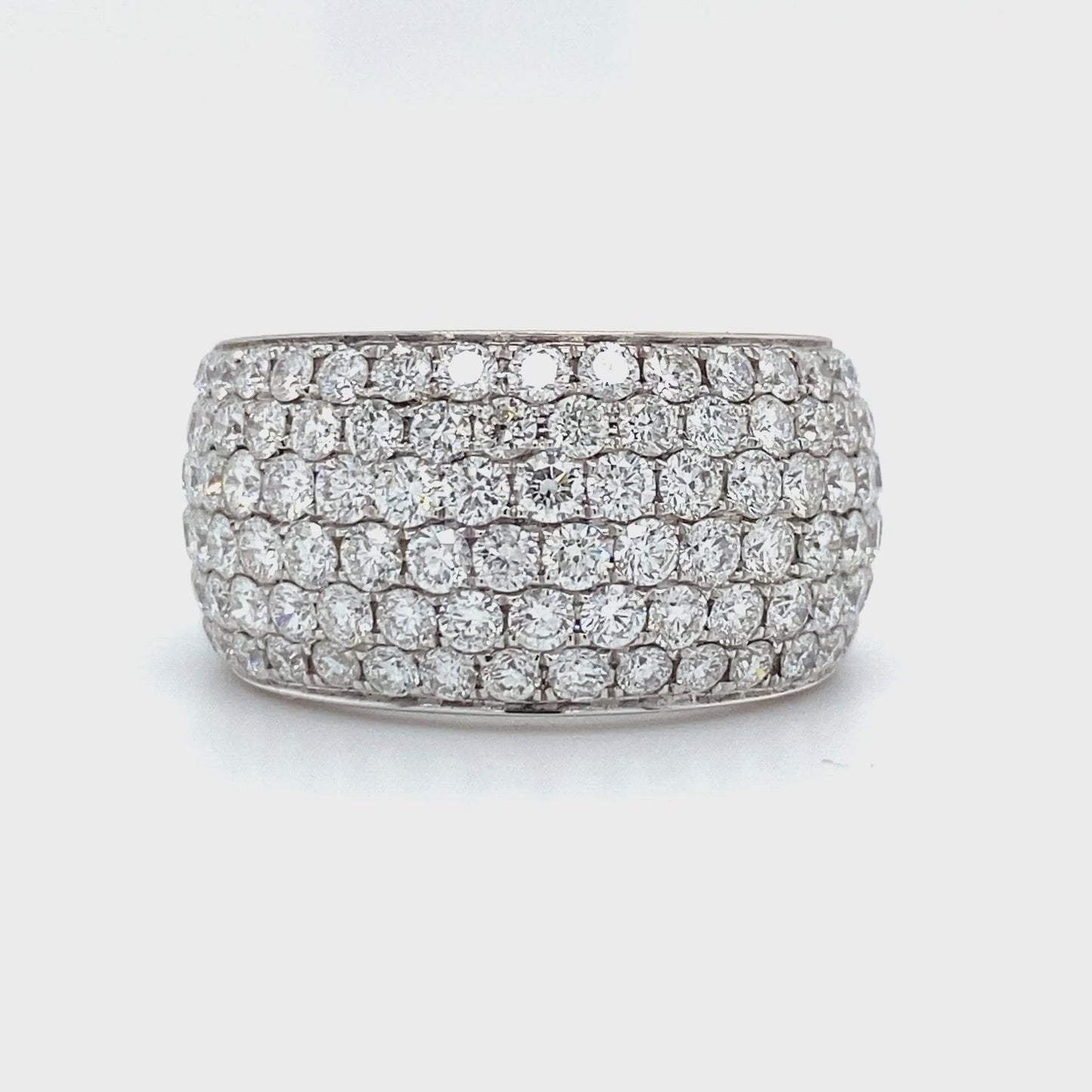 Zeer brede18krt witgouden pavé gezette ring met 120 briljant geslepen diamanten met een totaalgewicht van 3.44crt kleur top wesselton kwaliteit VS2 mt 17.25/54 12mm breed model r7788 €6445