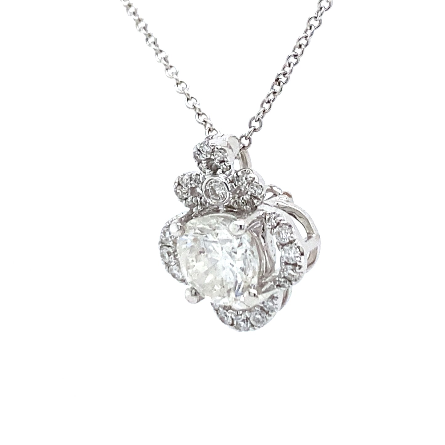18 kt witgouden kroon hanger van 2 gram. Bezet met 1 briljant geslepen diamant van 1.05 crt en 31 briljant geslepen diamanten met een totaalgewicht van 0.31 crt kleur Wesselton kwaliteit Piqué Hanger: 14 x 12 mm Model H 2019