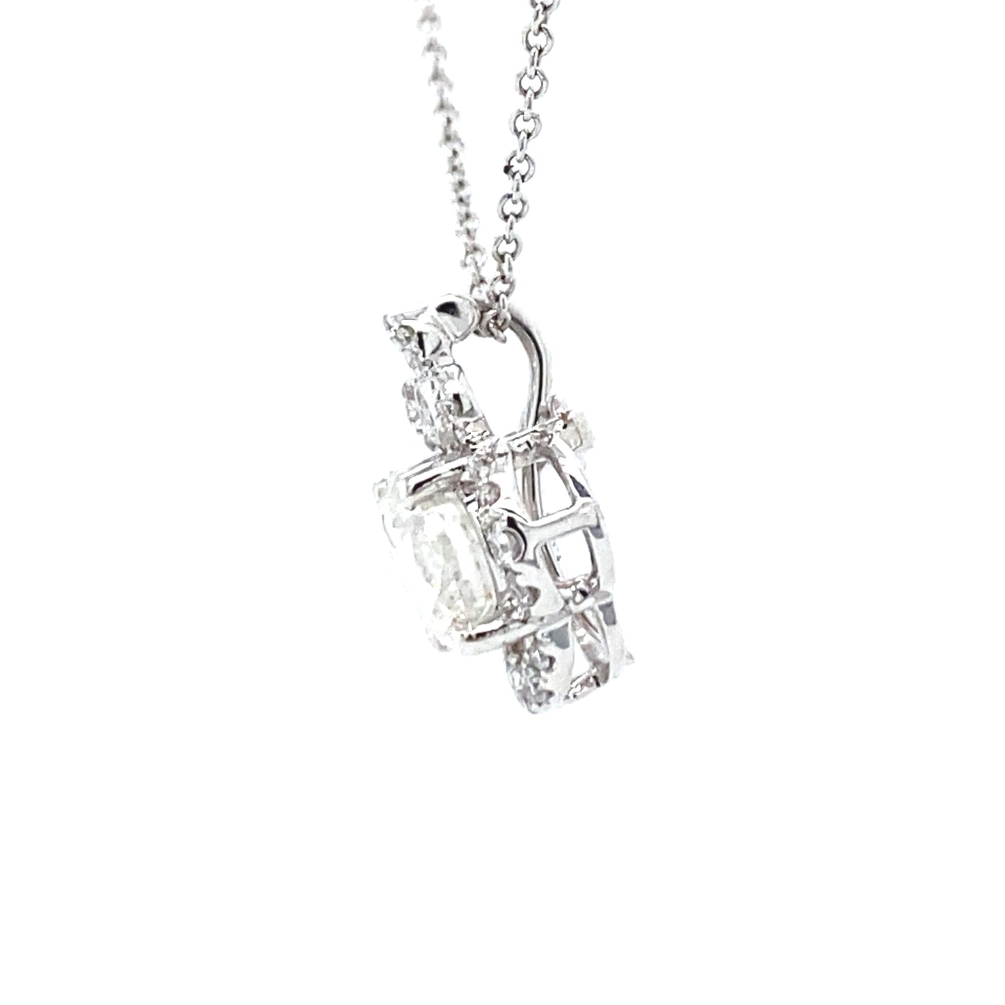 18 kt witgouden kroon hanger van 2 gram. Bezet met 1 briljant geslepen diamant van 1.05 crt en 31 briljant geslepen diamanten met een totaalgewicht van 0.31 crt kleur Wesselton kwaliteit Piqué Hanger: 14 x 12 mm Model H 2019