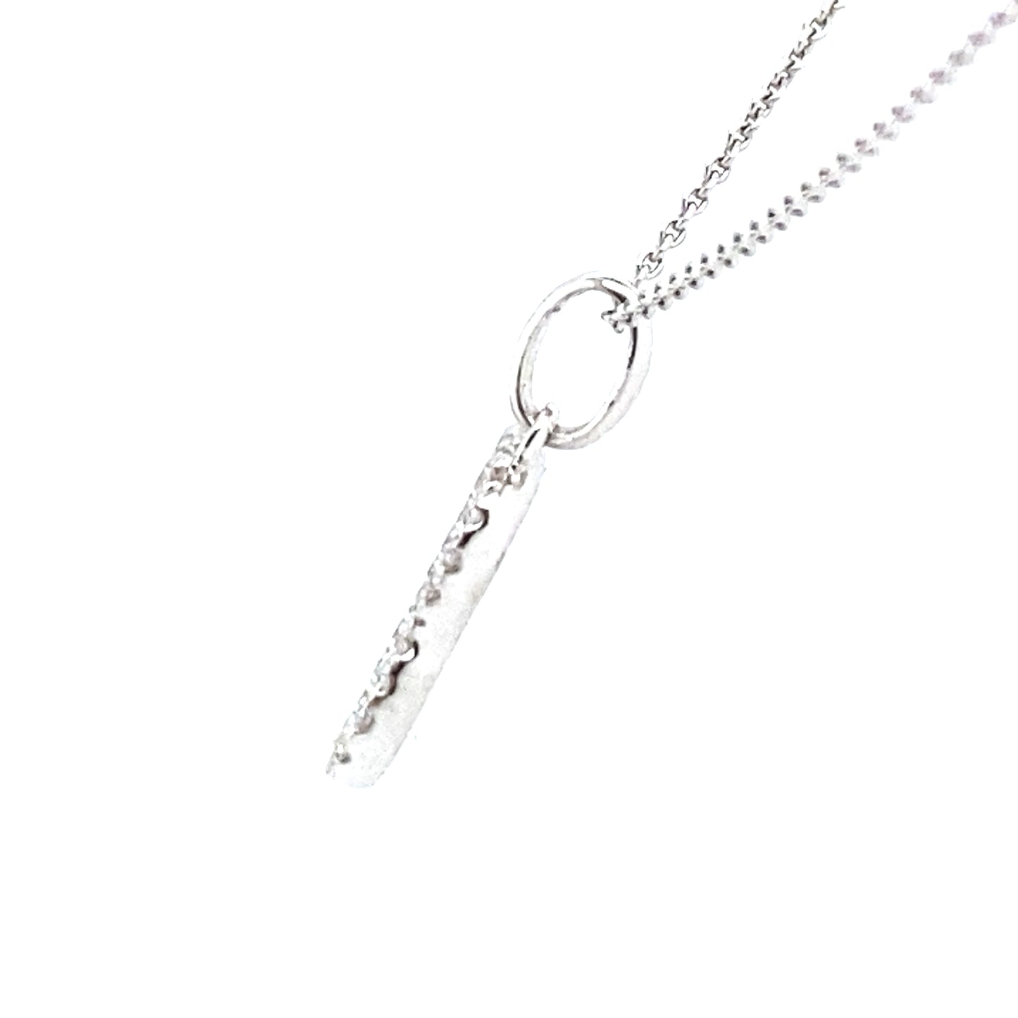 18 karaats witgouden letter b hanger van 0.44 gram. Bezet met 27 briljant geslepen diamanten met een totaalgewicht van 0.07 crt kleur G kwaliteit SI Hanger: 5 x 14 mm Model H 2171