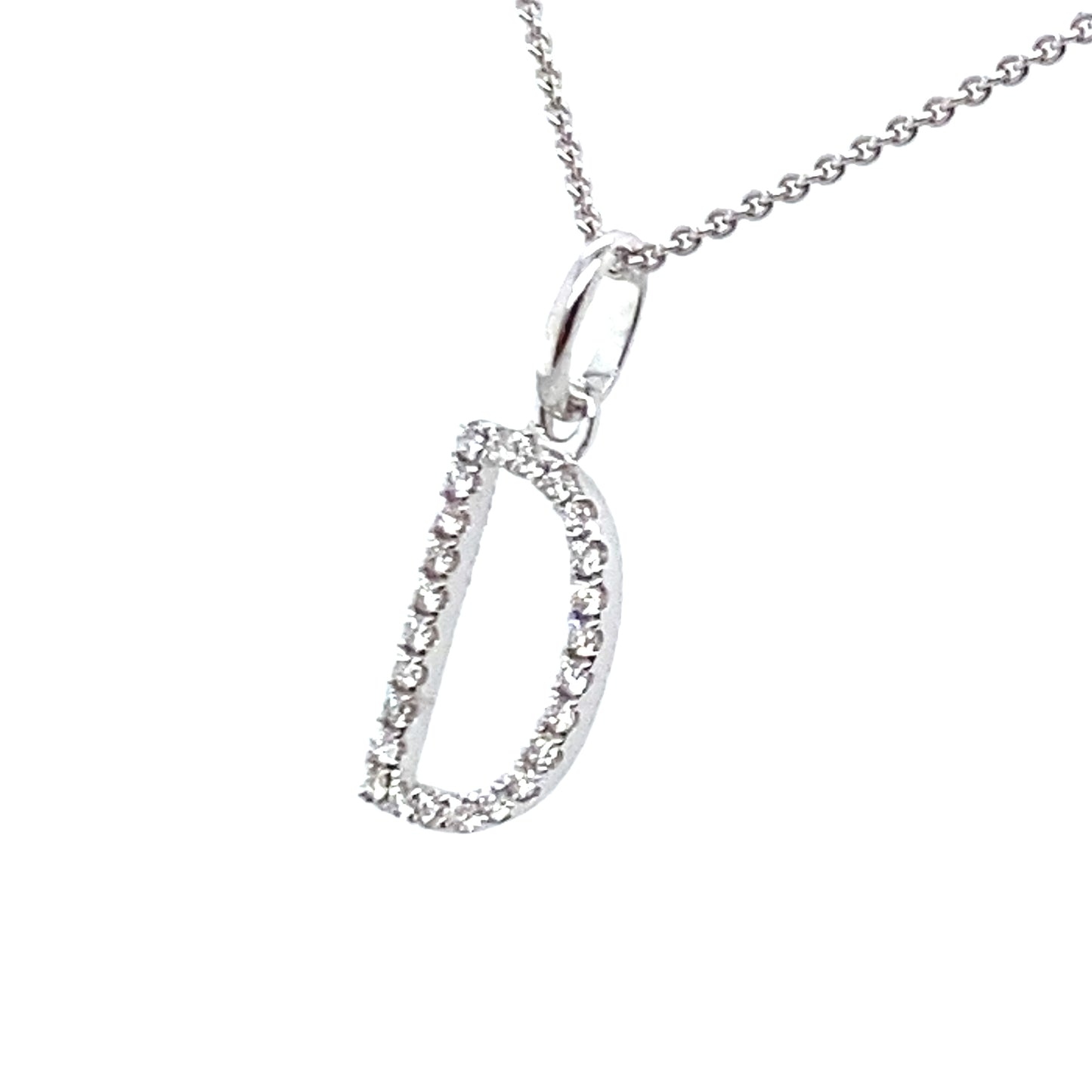 18 karaats witgouden letter d hanger van 0.36 gram. Bezet met 25 briljant geslepen diamanten met een totaalgewicht van 0.07 crt kleur g kwaliteit si Hanger: 14 x 6 mm Model H 2173