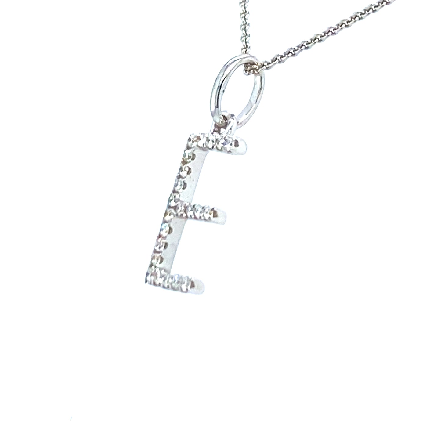 18 karaats witgouden letter E hanger van 0.37 gram. Bezet met 22 briljant geslepen diamanten met een totaalgewicht van 0.06 crt kleur g kwaliteit si Hanger: 14 x 5 mm Model H 2174