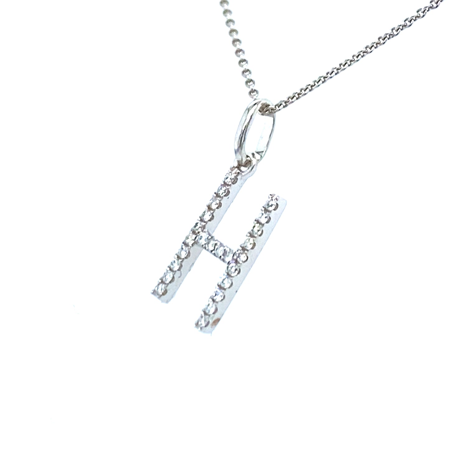 18 karaats witgouden letter H hanger van 0.38 gram. Bezet met 24 briljant geslepen diamanten met een totaalgewicht van 0.07 crt kleur g kwaliteit si Hanger: 14 x 5 mm Model H 2177