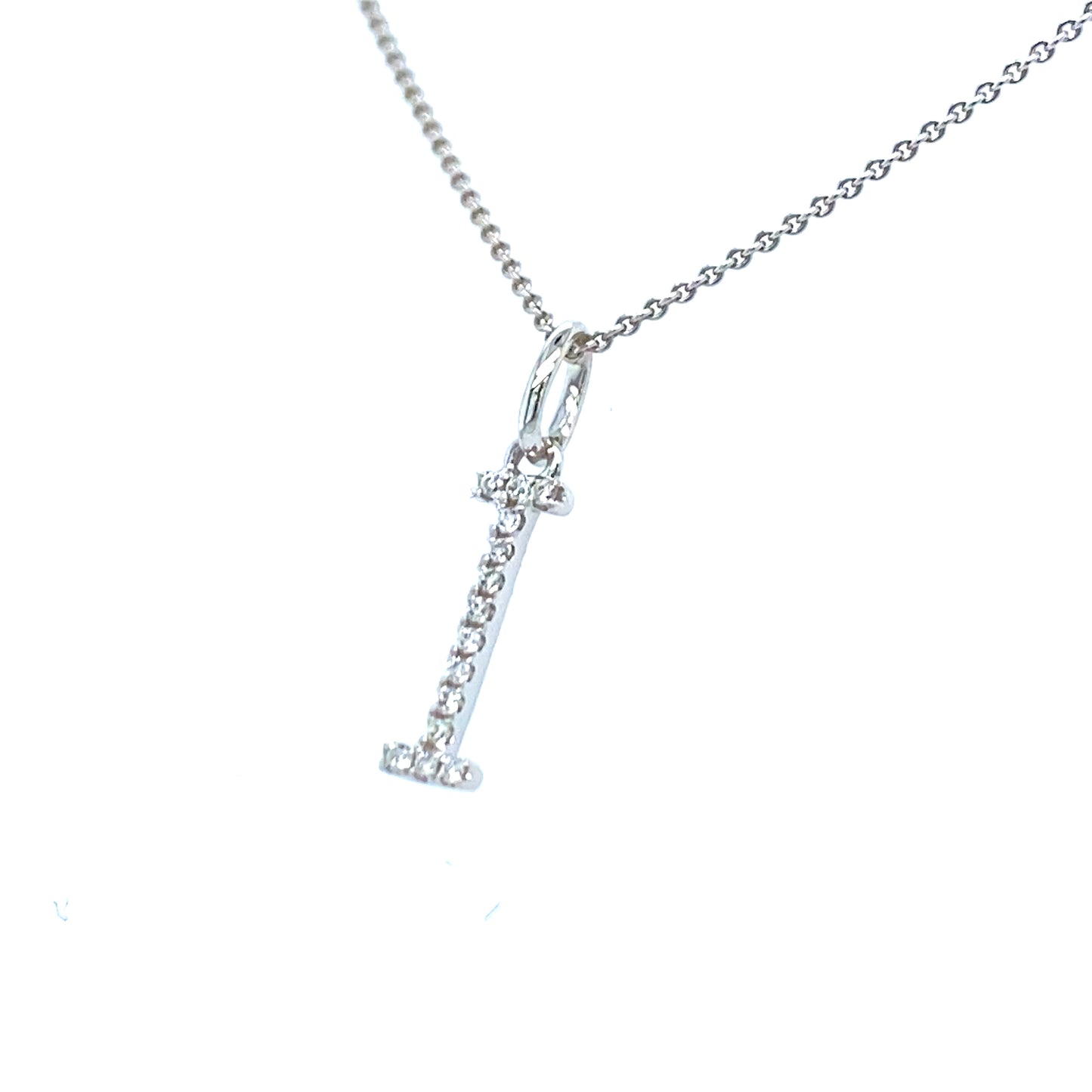 18 krt witgouden letter I hanger van 0.4 gram. Bezet met 14 briljant geslepen diamanten met een totaalgewicht van 0.04 crt kleur G kwaliteit SI Hanger: 16 x 3 mm Model H 2178