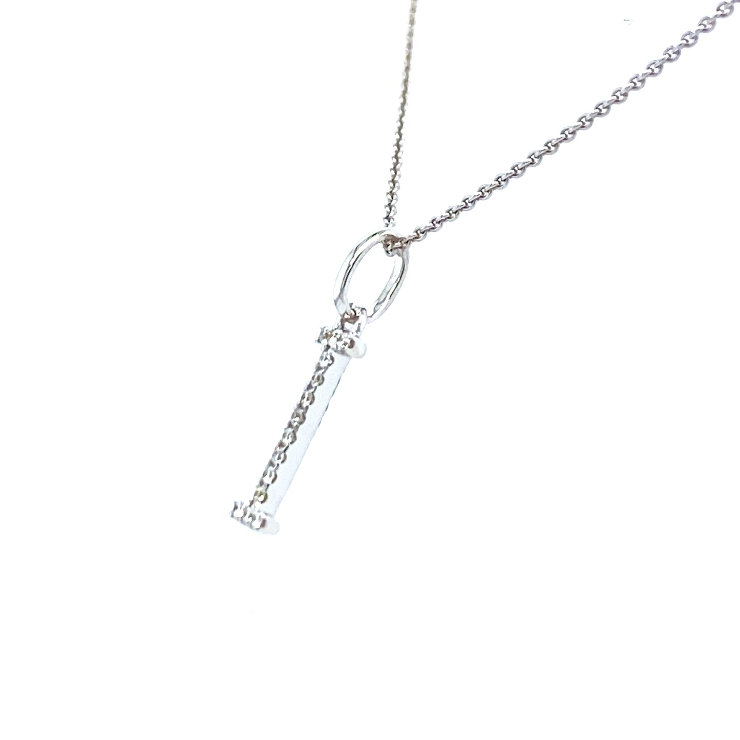 18 krt witgouden letter I hanger van 0.4 gram. Bezet met 14 briljant geslepen diamanten met een totaalgewicht van 0.04 crt kleur G kwaliteit SI Hanger: 16 x 3 mm Model H 2178