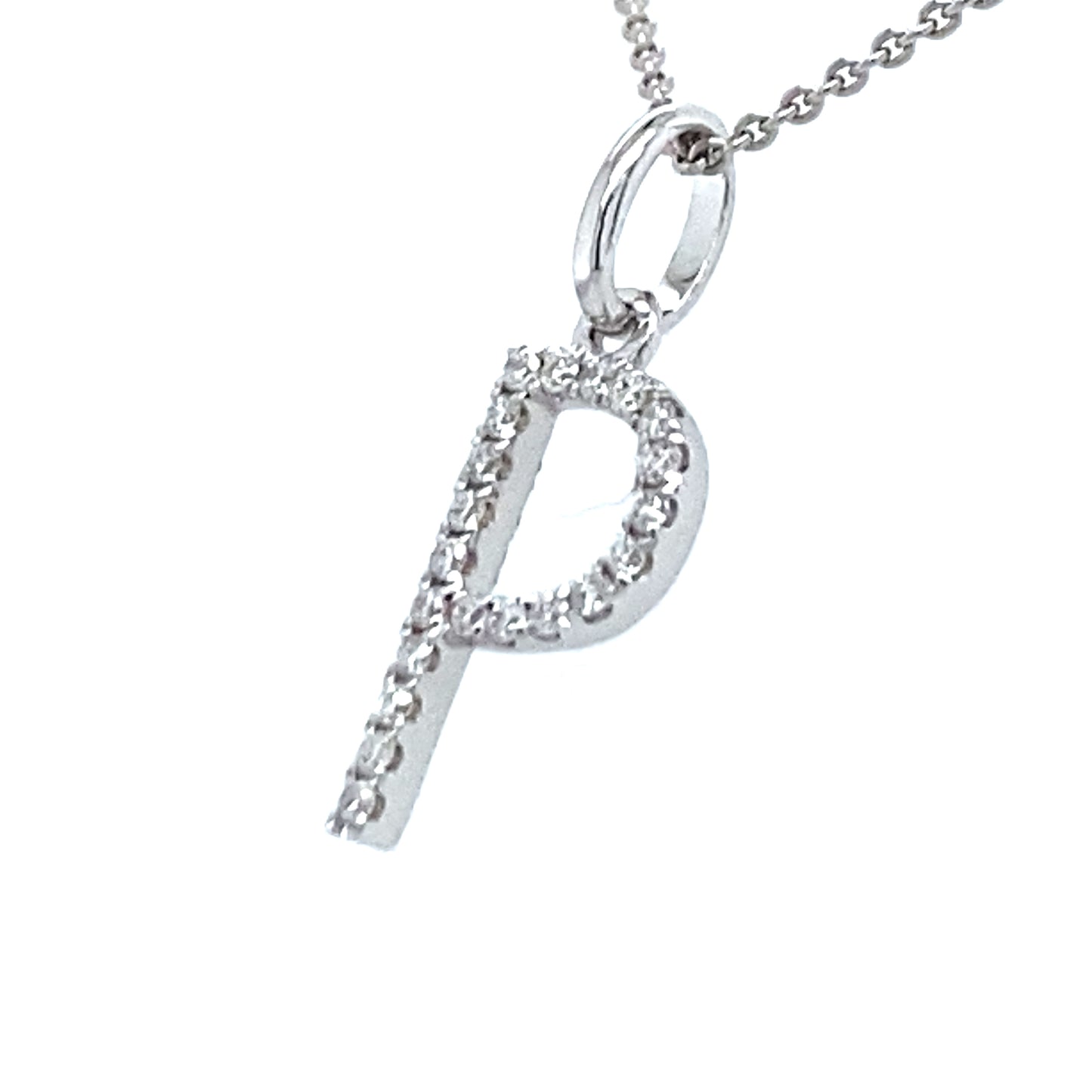 18 kt witgouden letter P hanger van 0.32 gram. Bezet met 21 briljant geslepen diamanten met een totaalgewicht van 0.06 crt. Kleur G kwaliteit SI Hanger: 15 x 5 mm Model H 2185
