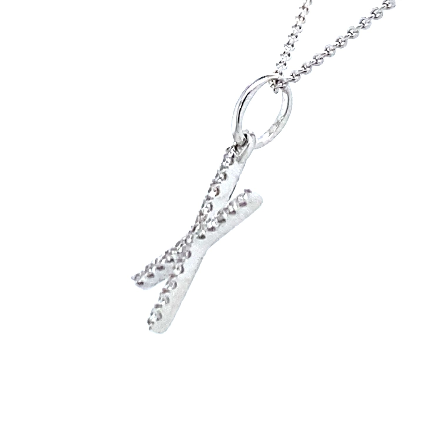 18 krt witgouden letter X hanger van 0.31 gram. Bezet met 21 briljant geslepen diamanten met een totaalgewicht van 0.06 crt kleur G kwaliteit SI Hanger: 15 x 7 mm Model H 2193