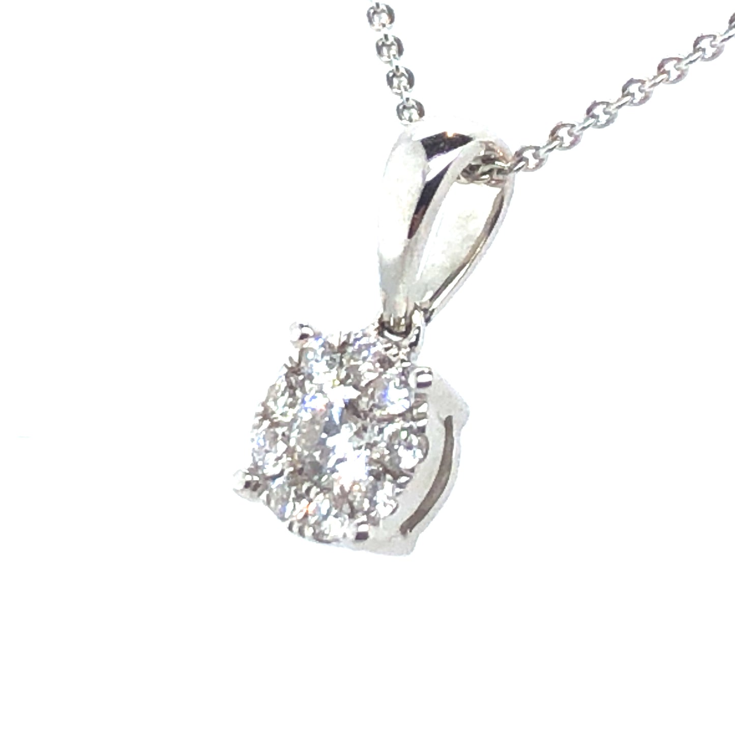 18 karaat wit gouden hanger van 0.4 gram en 5 x 11 mm breed. Bezet met 1 briljant geslepen diamant van 0.09 crt en 9 briljant geslepen diamanten met een totaalgewicht van 0.07 crt Kleur: Top Wesselton Kwaliteit: VS Zetting: Ø 5 mm Model: H 2226