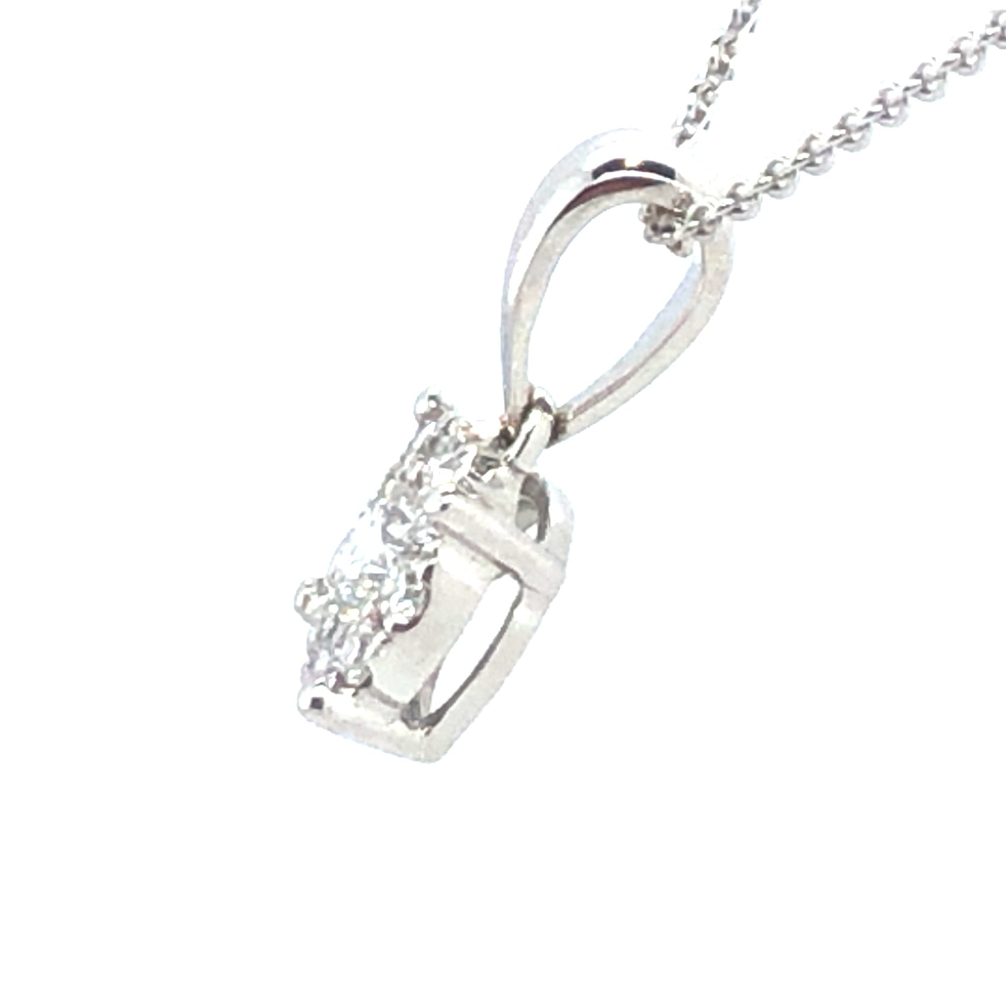 18 karaat wit gouden hanger van 0.4 gram en 5 x 11 mm breed. Bezet met 1 briljant geslepen diamant van 0.09 crt en 9 briljant geslepen diamanten met een totaalgewicht van 0.07 crt Kleur: Top Wesselton Kwaliteit: VS Zetting: Ø 5 mm Model: H 2226