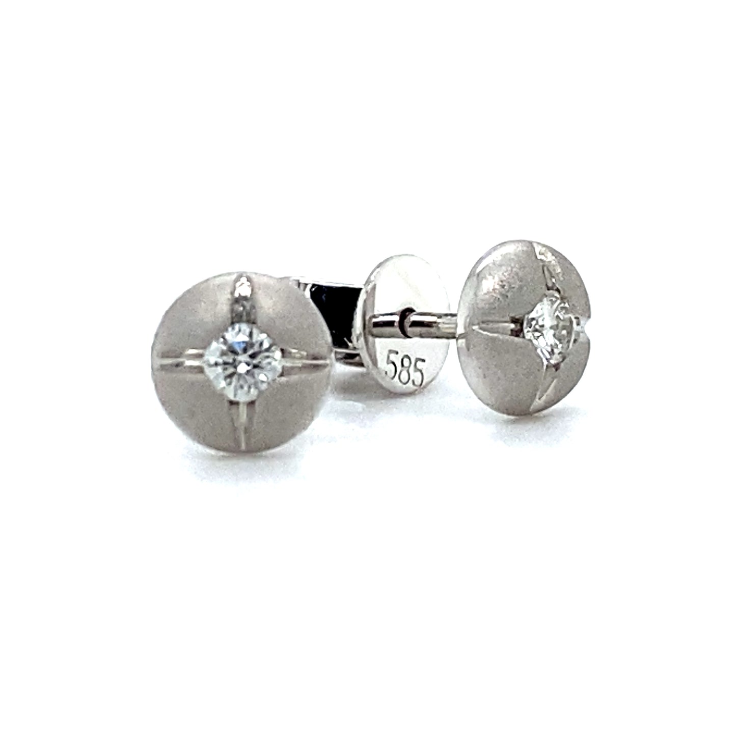 Mat gesatineerde oorknoppen van 5.5 mm doorsnee. Bezet met 2 briljant geslepen diamantjes met een totaalgewicht van 0.11 crt kleur top wesselton kwaliteit vs model O 3676