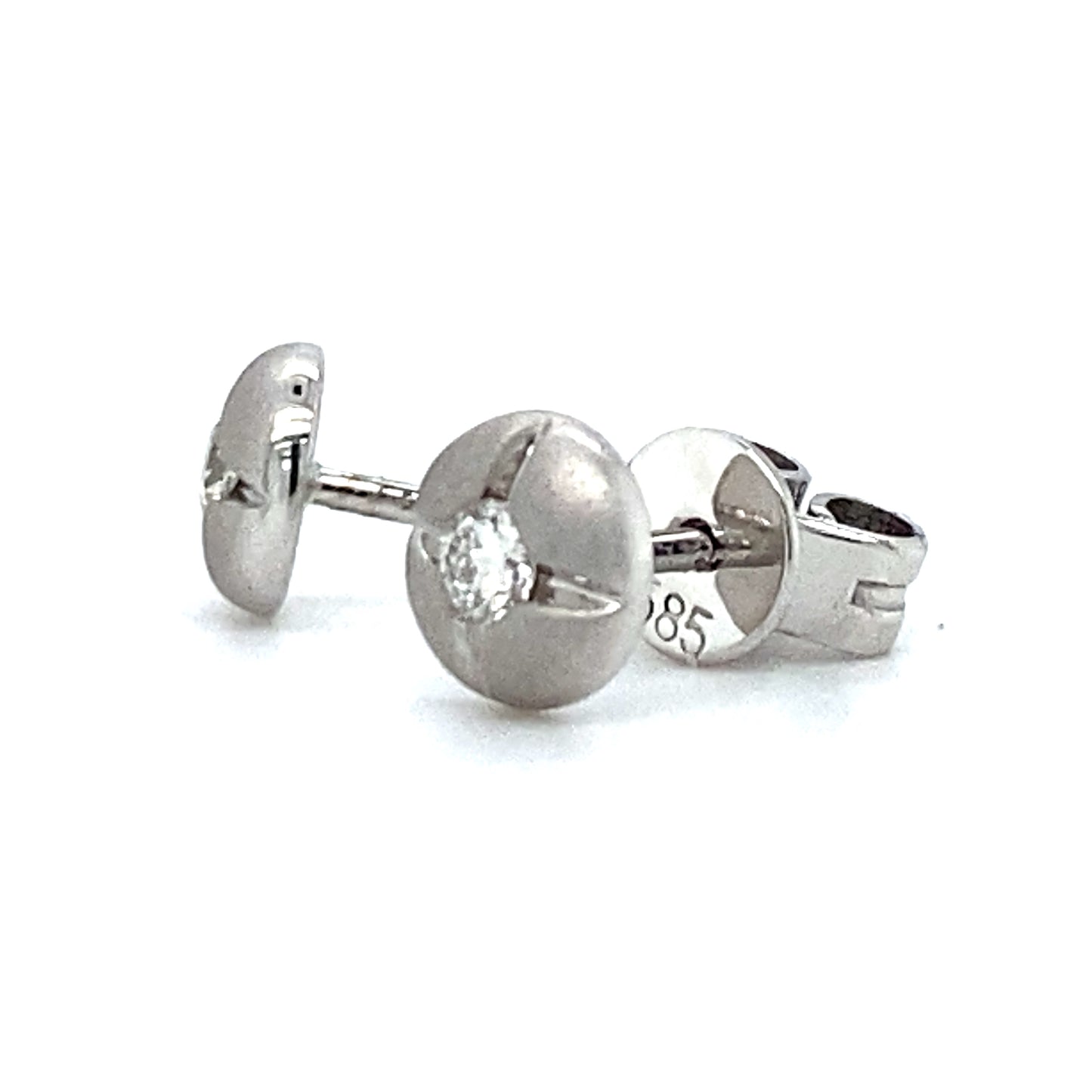 Mat gesatineerde oorknoppen van 5.5 mm doorsnee. Bezet met 2 briljant geslepen diamantjes met een totaalgewicht van 0.11 crt kleur top wesselton kwaliteit vs model O 3676