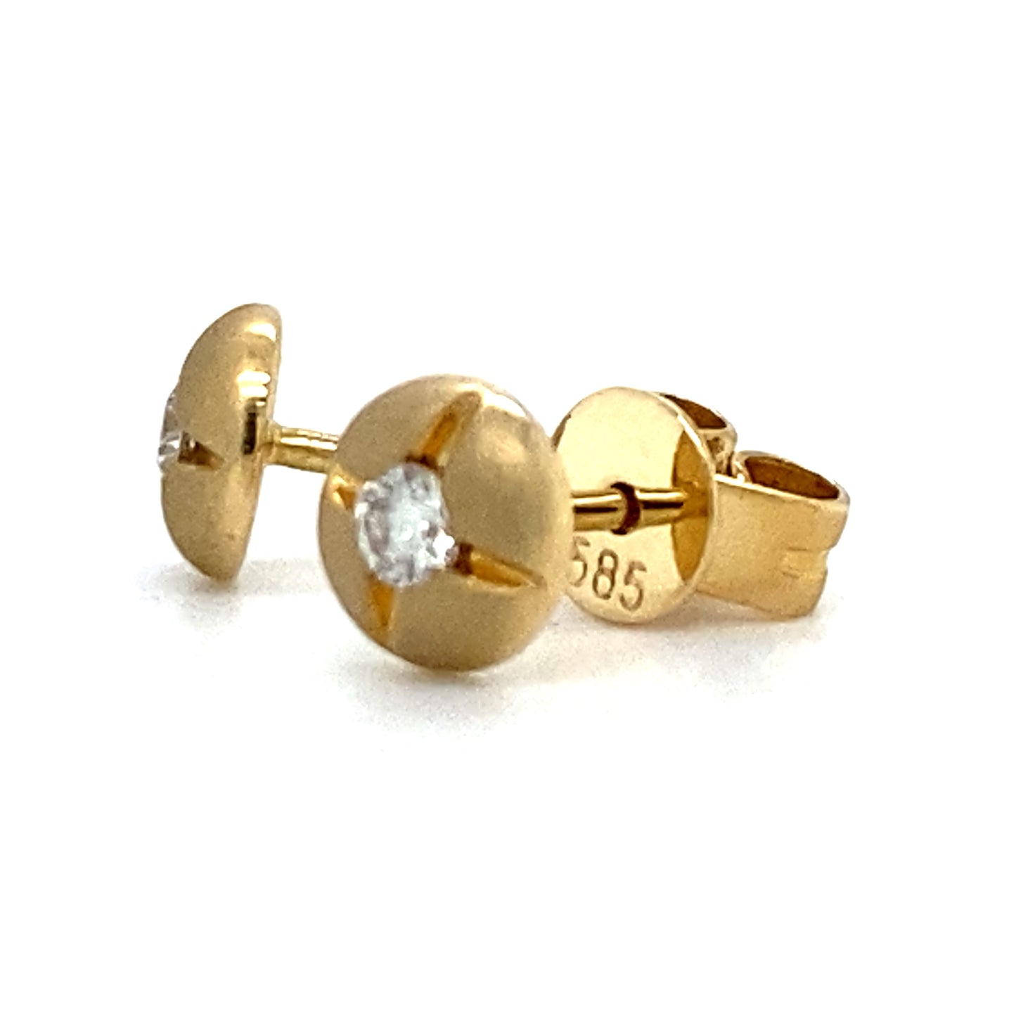 Mat geschuurde geel gouden oorknoppen bezet met 2 briljant geslepen diamanten met een totaalgewicht van 0.11 crt kleur top wesselton kwaliteit vs 5.5mm doorsnee model O 3677