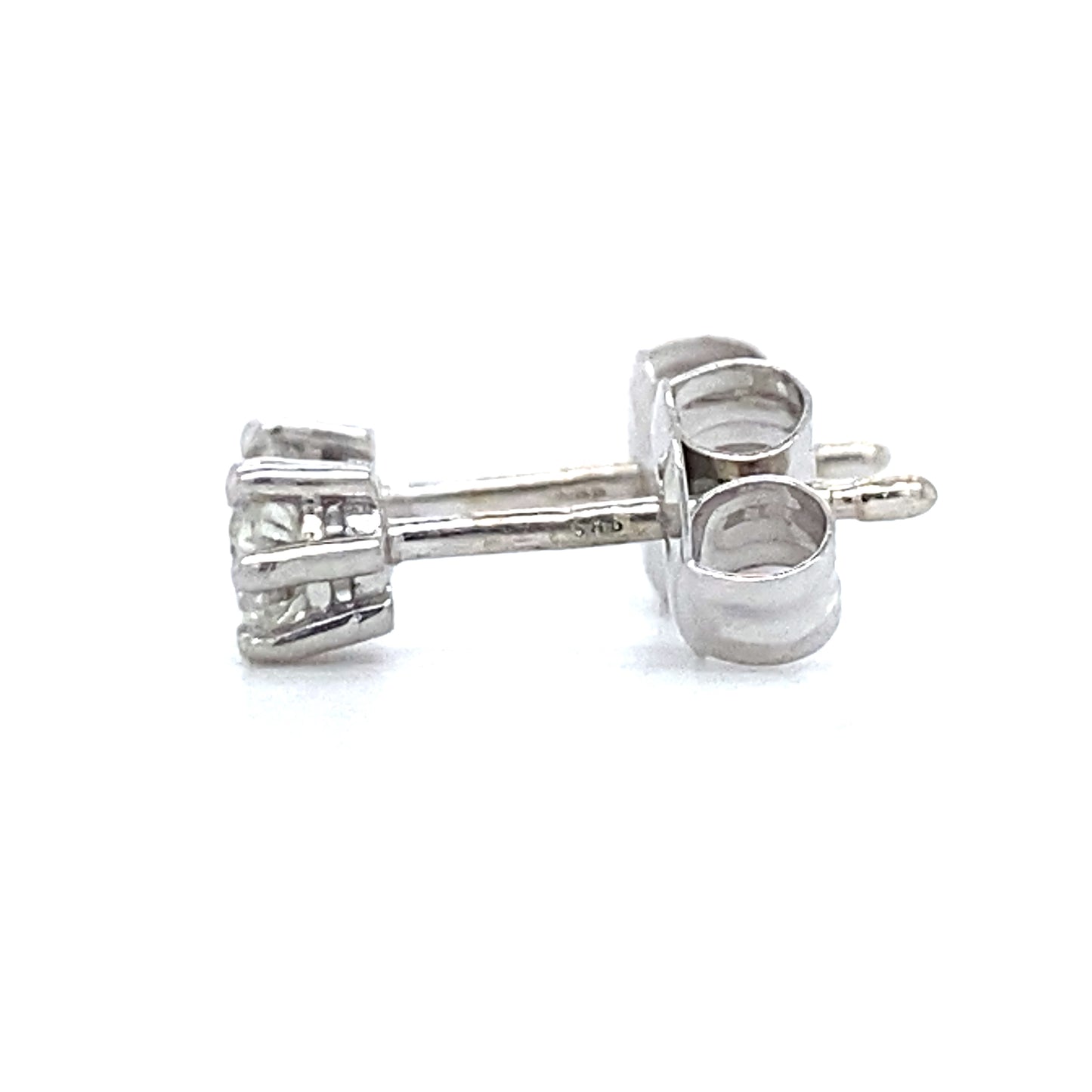 14 karaats witgouden oorknoppen . Bezet met 2 briljant geslepen diamanten met een totaalgewicht van 0.31 crt Kleur: Top Wesselton Kwaliteit: Piqué 1 Zetting: 4 mm Hoogte zetting: 3 mm Model O 3742