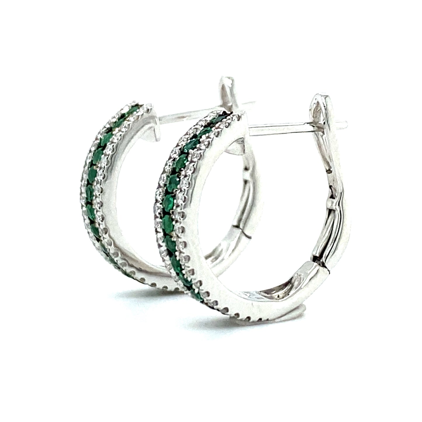 18 krt witgouden halve creool oorbellen met 80 briljant geslepen diamanten 0.22 crt kleur topwesselton kwaliteit vs2 en 28 smaragden met een totaalgewicht van 0.27crt 15x4mm model o4088